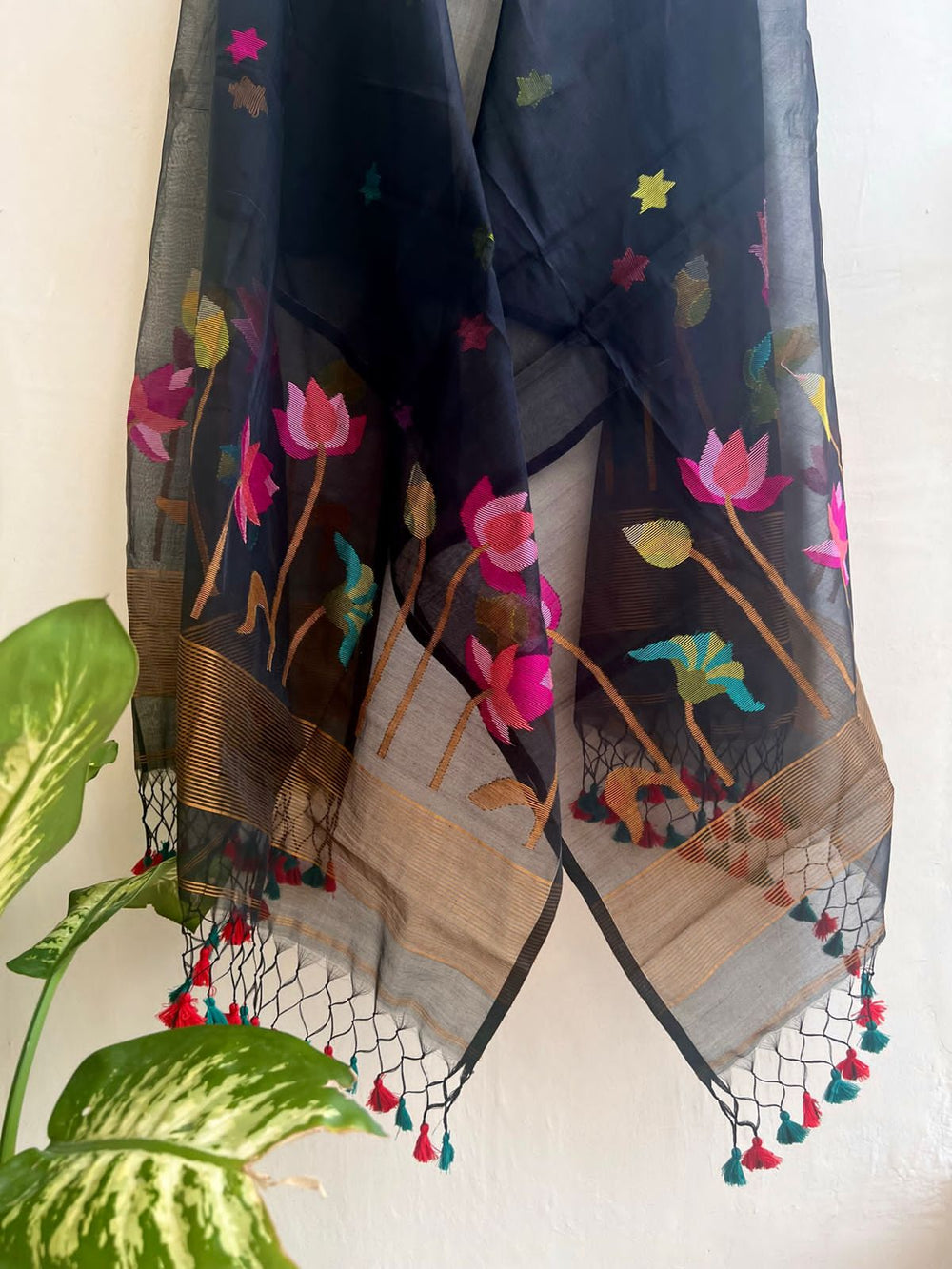 𝓟𝓪𝓭𝓶𝓪 – Lotus Motif Handwoven Muslin Cotton Jamdani Suit | Rihyaaz