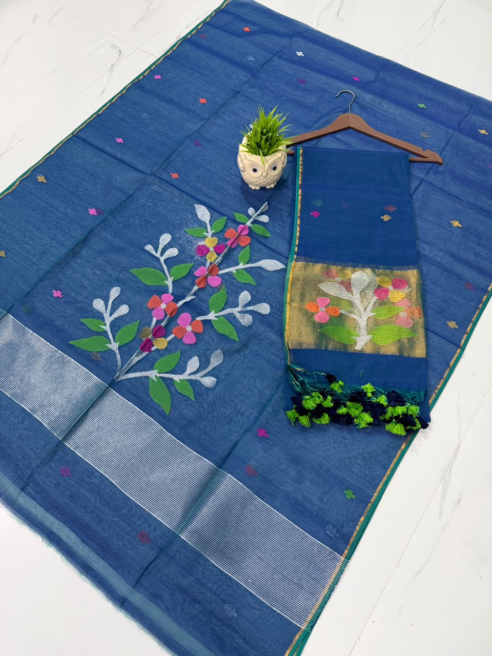Muslin Jamdani handwoven suit set with 2.5-meter top and 2.5-meter dupatta featuring elegant tassels by Rihyaaz.
