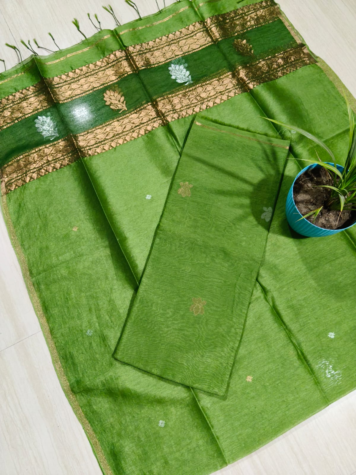 Rashi Silk Linen Lotus Jamdani Suit Set by Rihyaaz featuring a 3-meter silk linen top with a 2.5-meter tassel dupatta, showcasing elegant handwoven Lotus Jamdani craftsmanship.