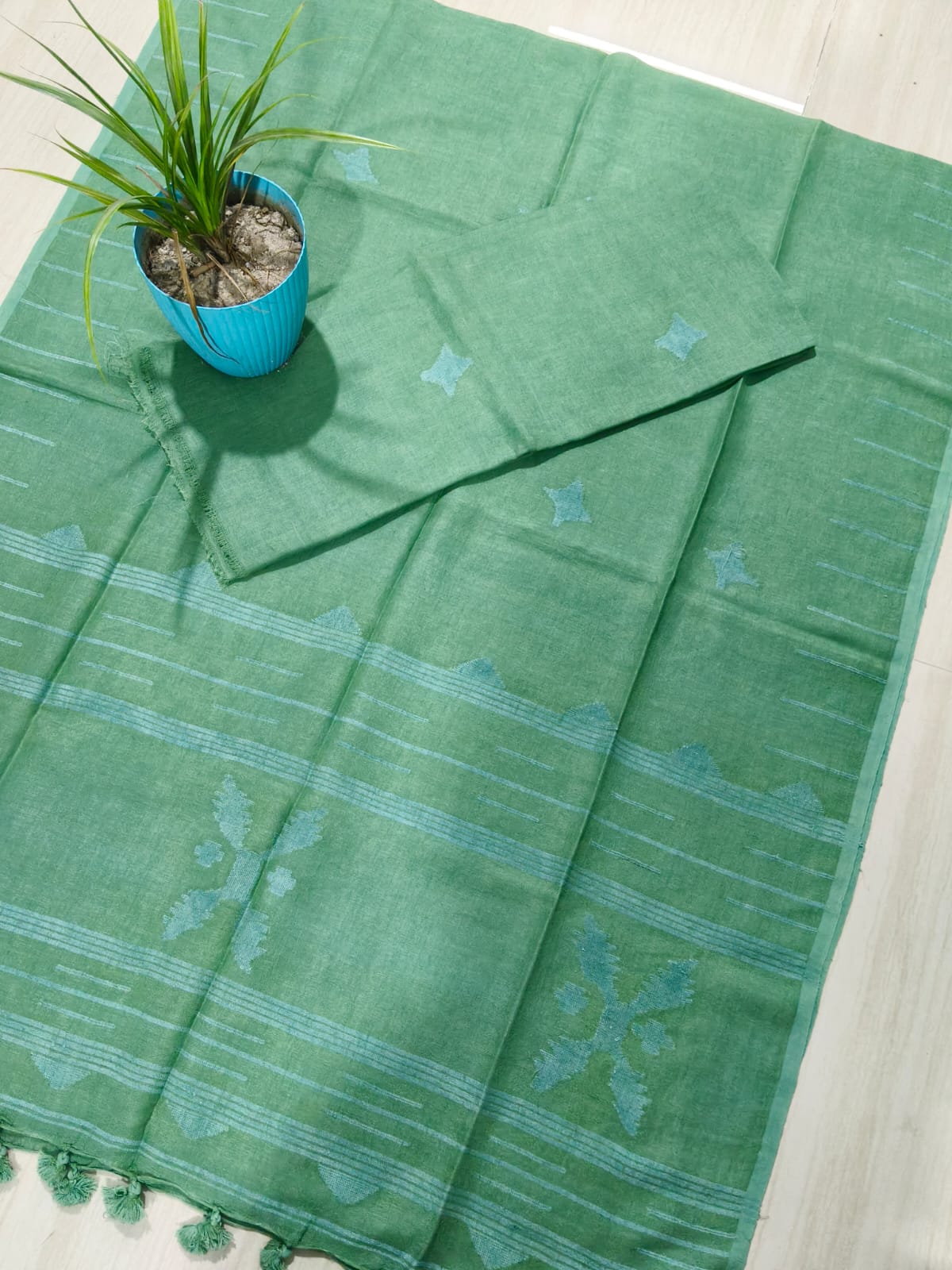 Sparsh linen Jamdani suit with 3-meter top and 2.5-meter tasselled dupatta by Rihyaaz
