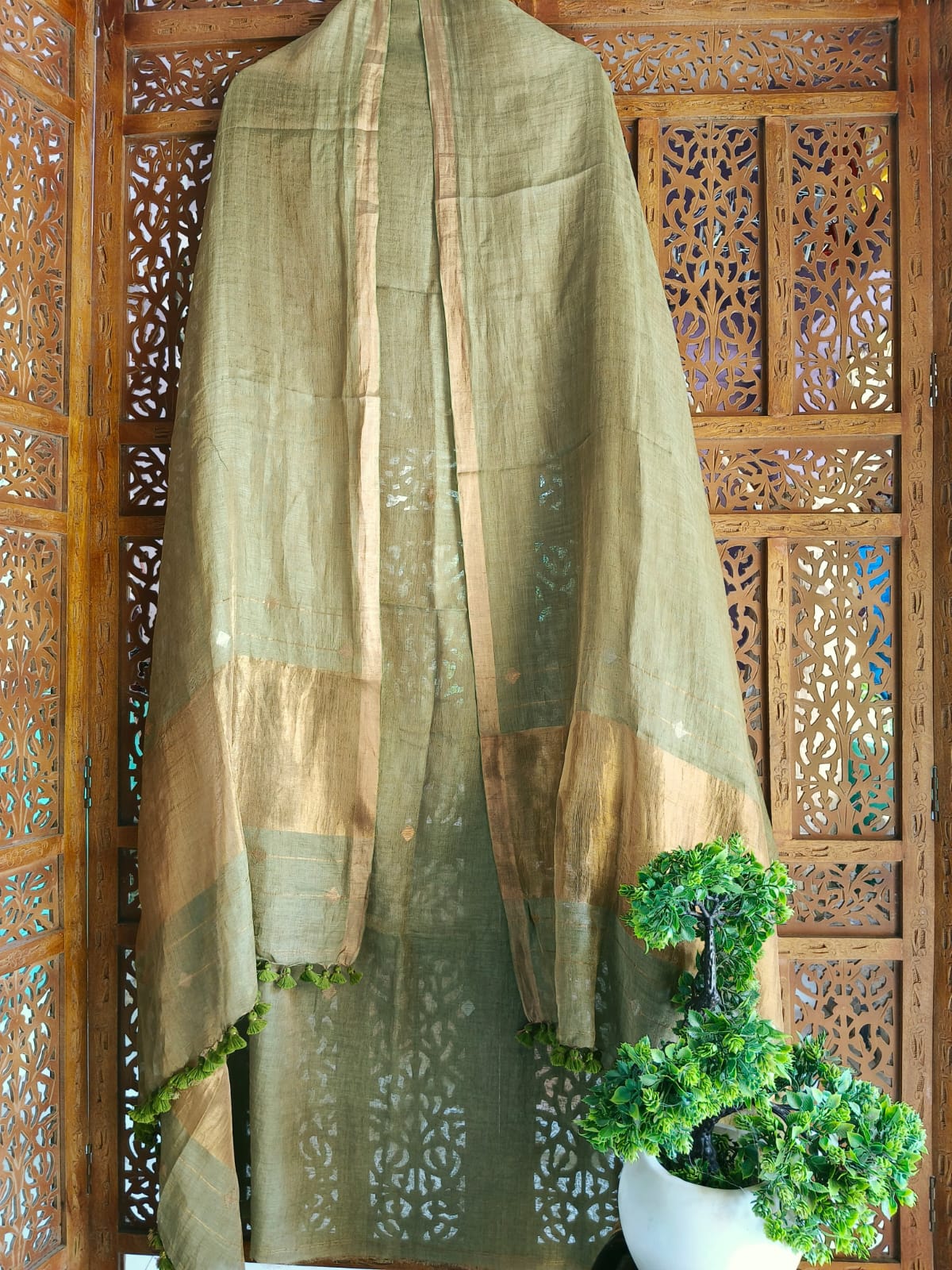 Heera Pure Linen Tissue Handwoven Jamdani Suit Set by Rihyaaz featuring intricate diamond butta needle weaving on the kurta and dupatta. Premium soft luxury linen tissue fabric, handcrafted ethnic wear with 2.5-meter kurta and 2.5-meter dupatta, ideal for festive, wedding, and occasion wear.