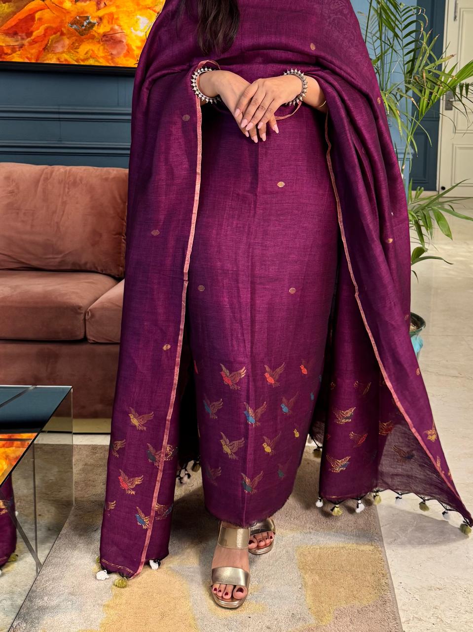 Shalik, an elegant 2-piece Jamdani suit crafted in luxurious linen with intricate zari meenakari detailing by Rihyaaz.