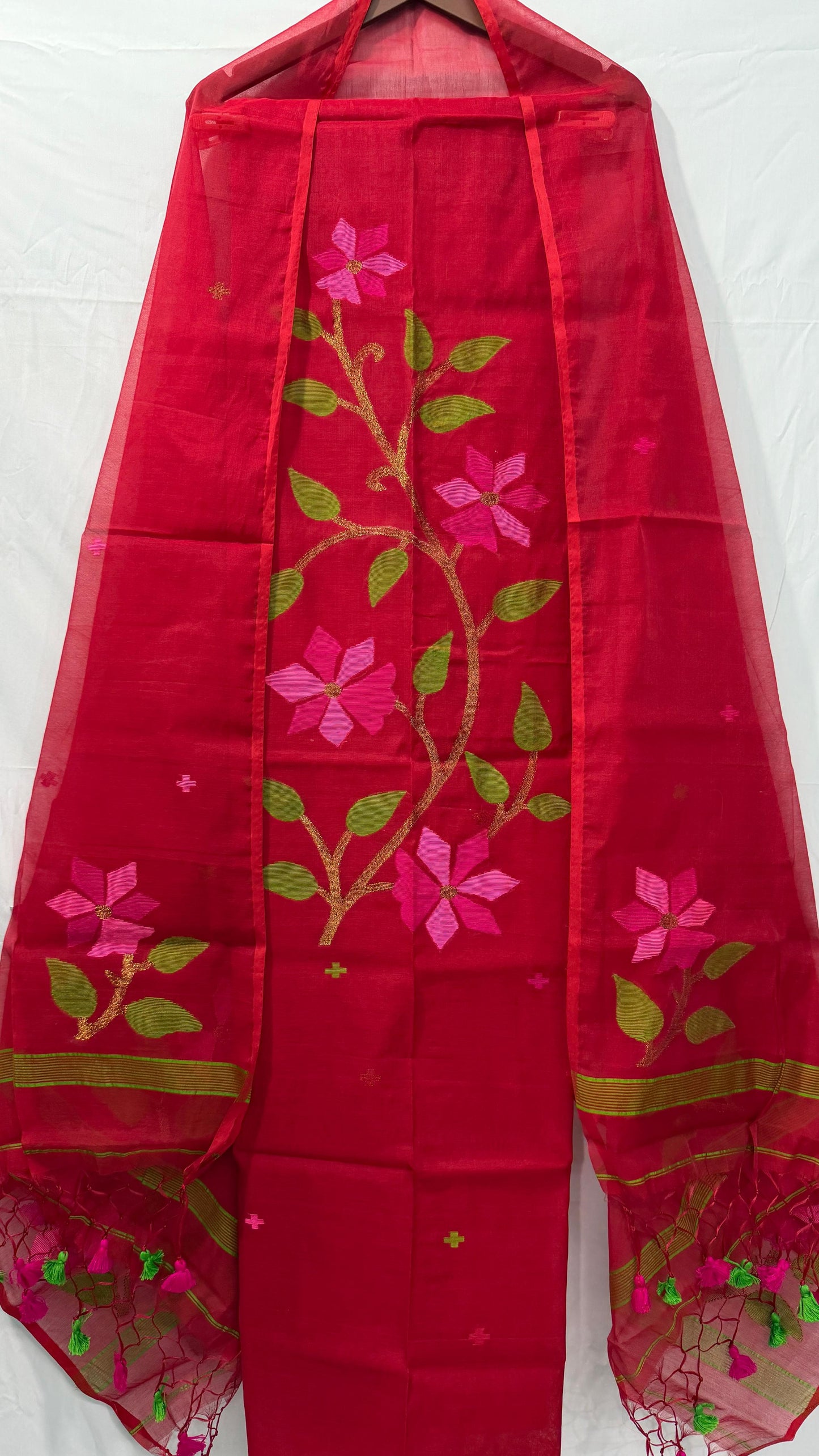 Rihyaaz Muslin Jamdani suit with handwoven detailing, 2.5 meter top and 2.5 meter tassel-finished dupatta.