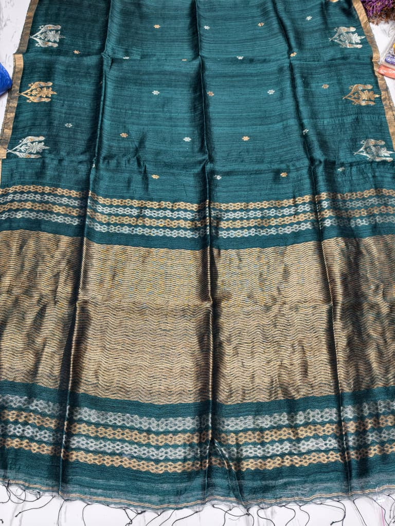Suhina by Rihyaaz Fashions, Teal Blue pure Matka silk handwoven saree with running blouse piece. Featuring authentic silk texture, and Silk Mark certification, traditional Indian handloom craftsmanship and elegant festive styling.