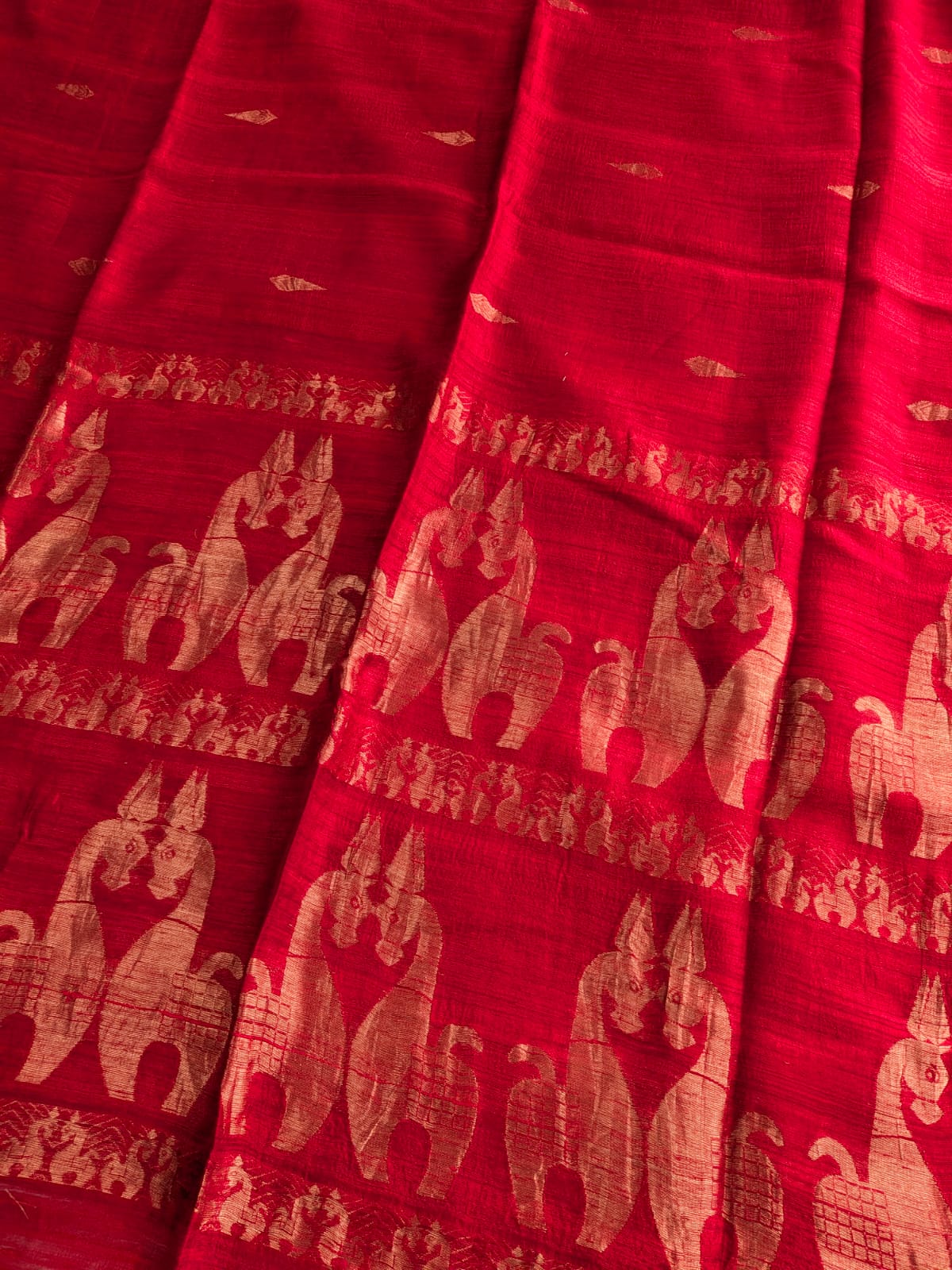 Durga red premium-quality Pure Matka Jamdani saree with traditional woven designs and running Matka blouse piece by Rihyaaz Fashions.