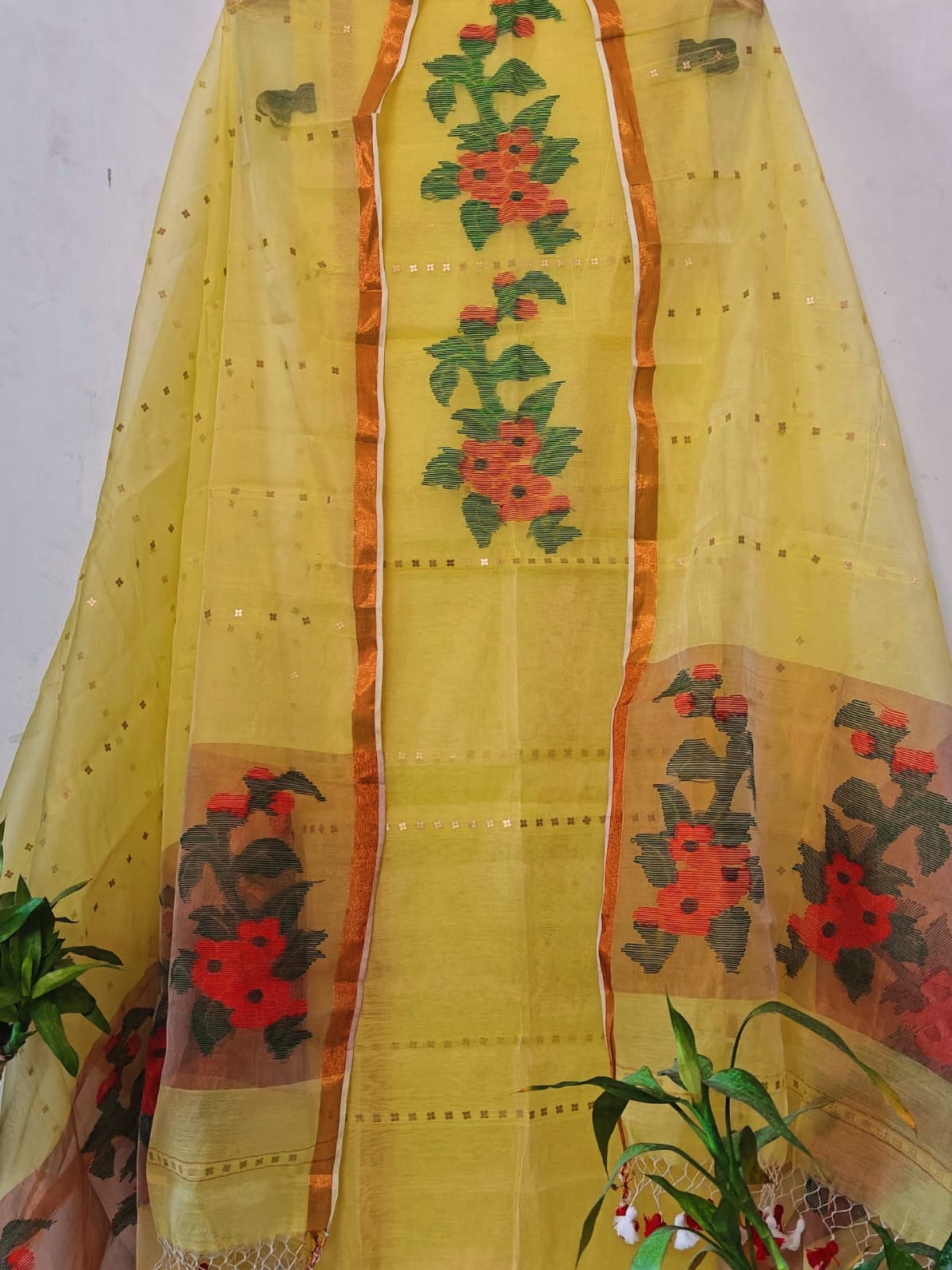 𝓜𝓪𝓷𝓭𝓮𝓵𝓵𝓪 -Muslin sequin Jamdani with floral needle weaved tissue palla