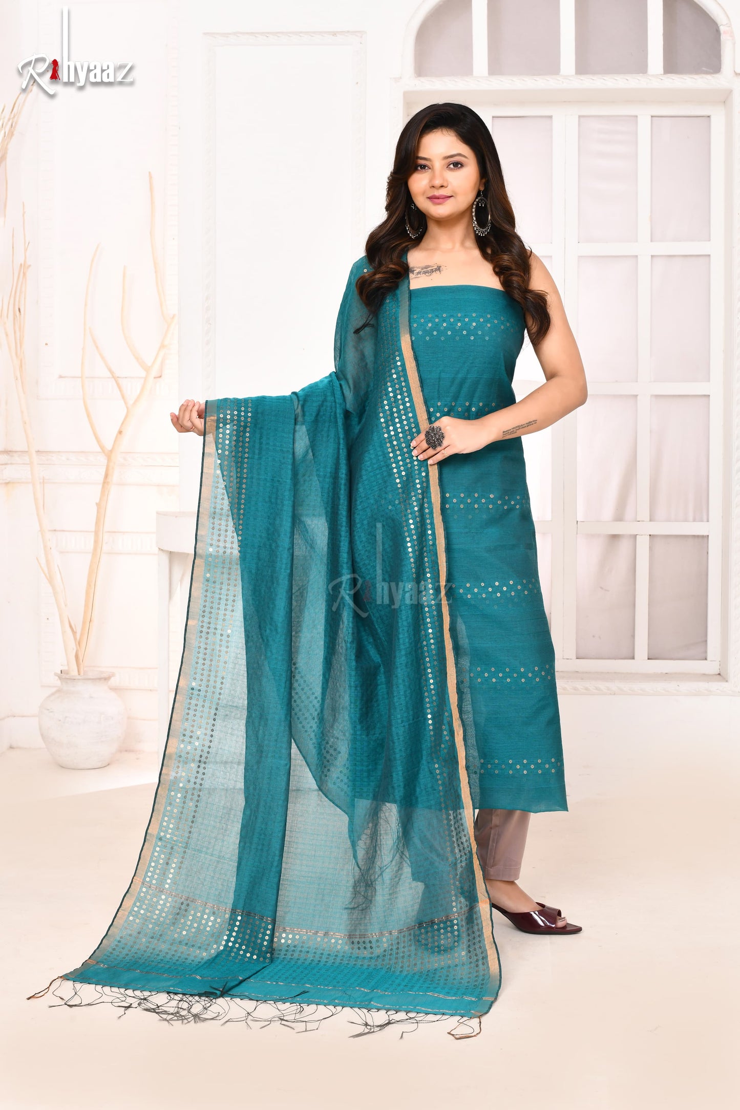 ๐๐ฎ๐ฎ๐ป Checkered tussar muslin suits with sequin Weaving