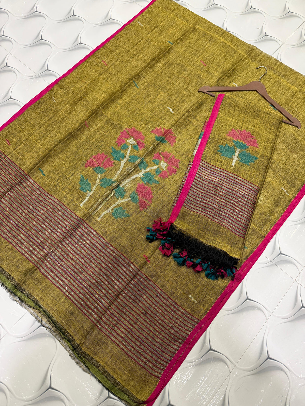 Rihyaaz handwoven linen Jamdani suit set with 2.5 meter top and 2.5 meter tassel dupatta