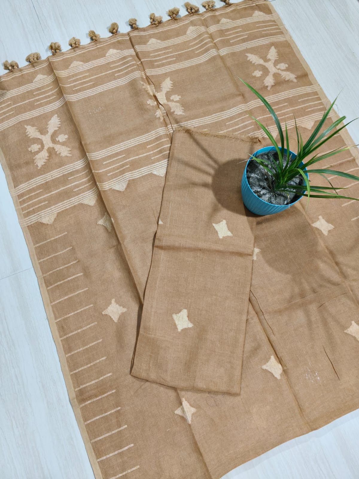 Sparsh linen Jamdani suit with 3-meter top and 2.5-meter tasselled dupatta by Rihyaaz
