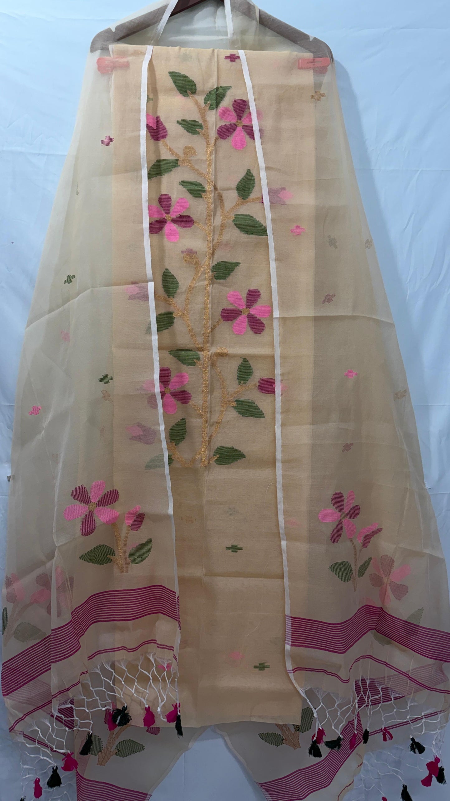 Rihyaaz Muslin Jamdani suit with handwoven detailing, 2.5 meter top and 2.5 meter tassel-finished dupatta.