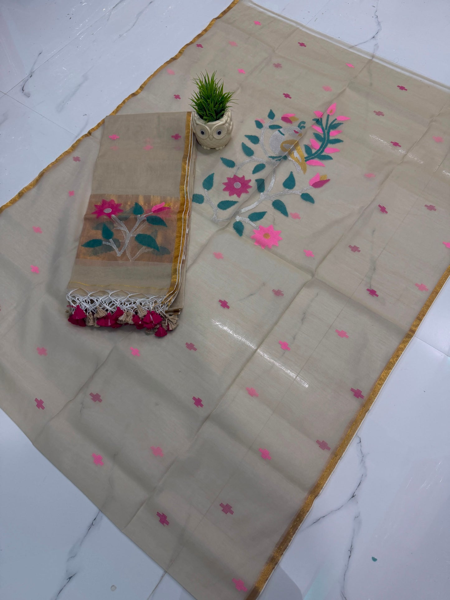 Shop the elegant Muslin Jamdani Top & Dupatta by Rihyaaz. Featuring a 2.6-meter top and 2.5-meter dupatta, this timeless handwoven ensemble celebrates Indian craftsmanship and graceful style.