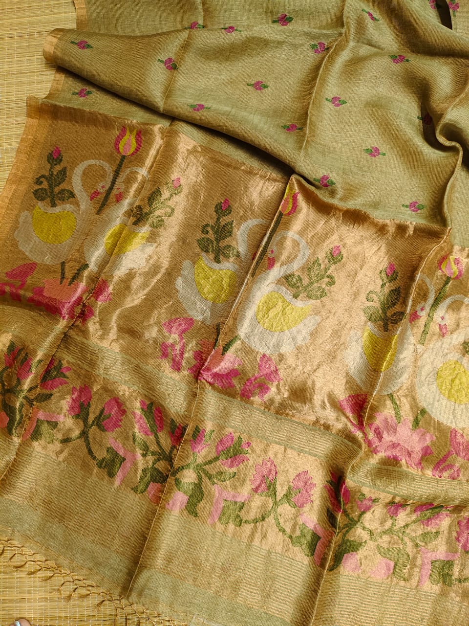 Batakh Silk Tissue Linen Saree by Rihyaaz – a luxurious handwoven saree blending silk tissue elegance with timeless Indian craftsmanship. Perfect for festive and occasion wear.