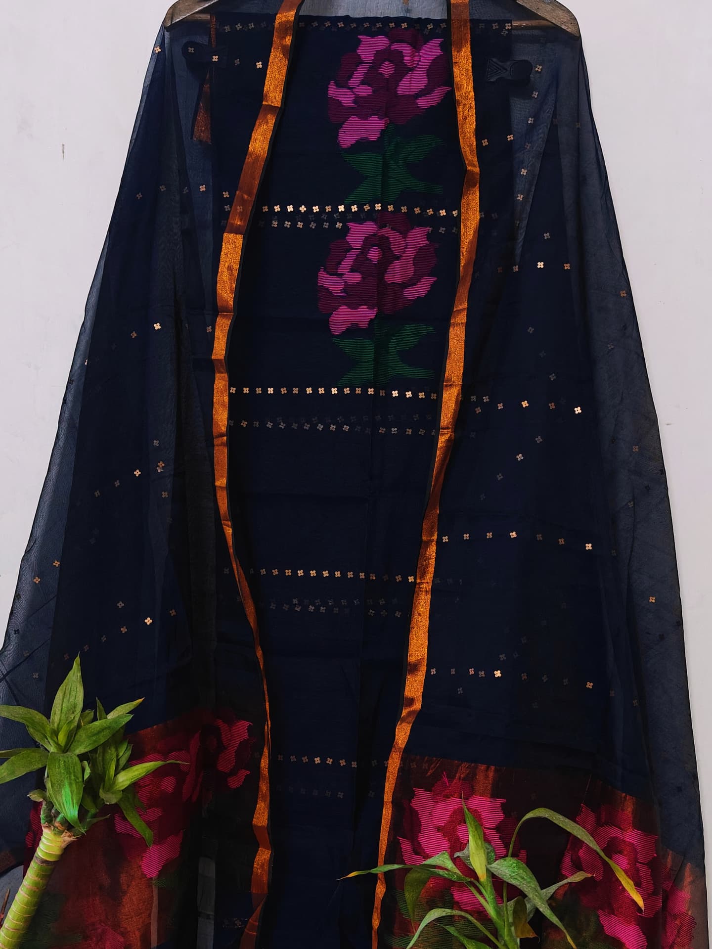 𝓡𝓸𝓼𝓪𝓵𝓲𝓷 silk muslin sequin-weaved needle Jamdani suit with tissue palla Jamdani dupatta by Rihyaaz, showcasing intricate handloom craftsmanship and elegant traditional detailing.