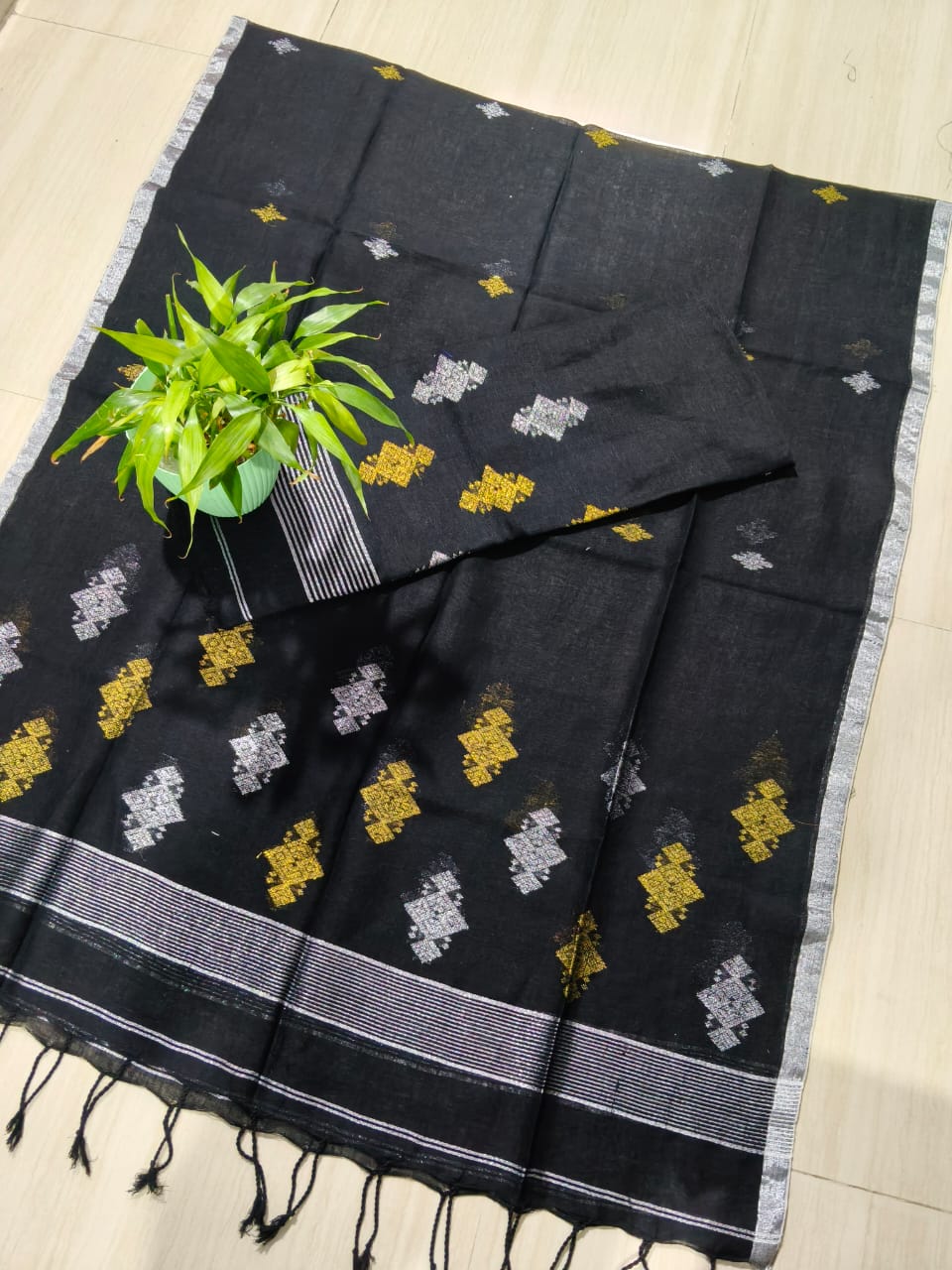 Inca Pure Linen Saree with Intricate dual zari weaving by Rihyaaz – elegant premium linen saree with a lightweight, breathable texture and graceful traditional drape.