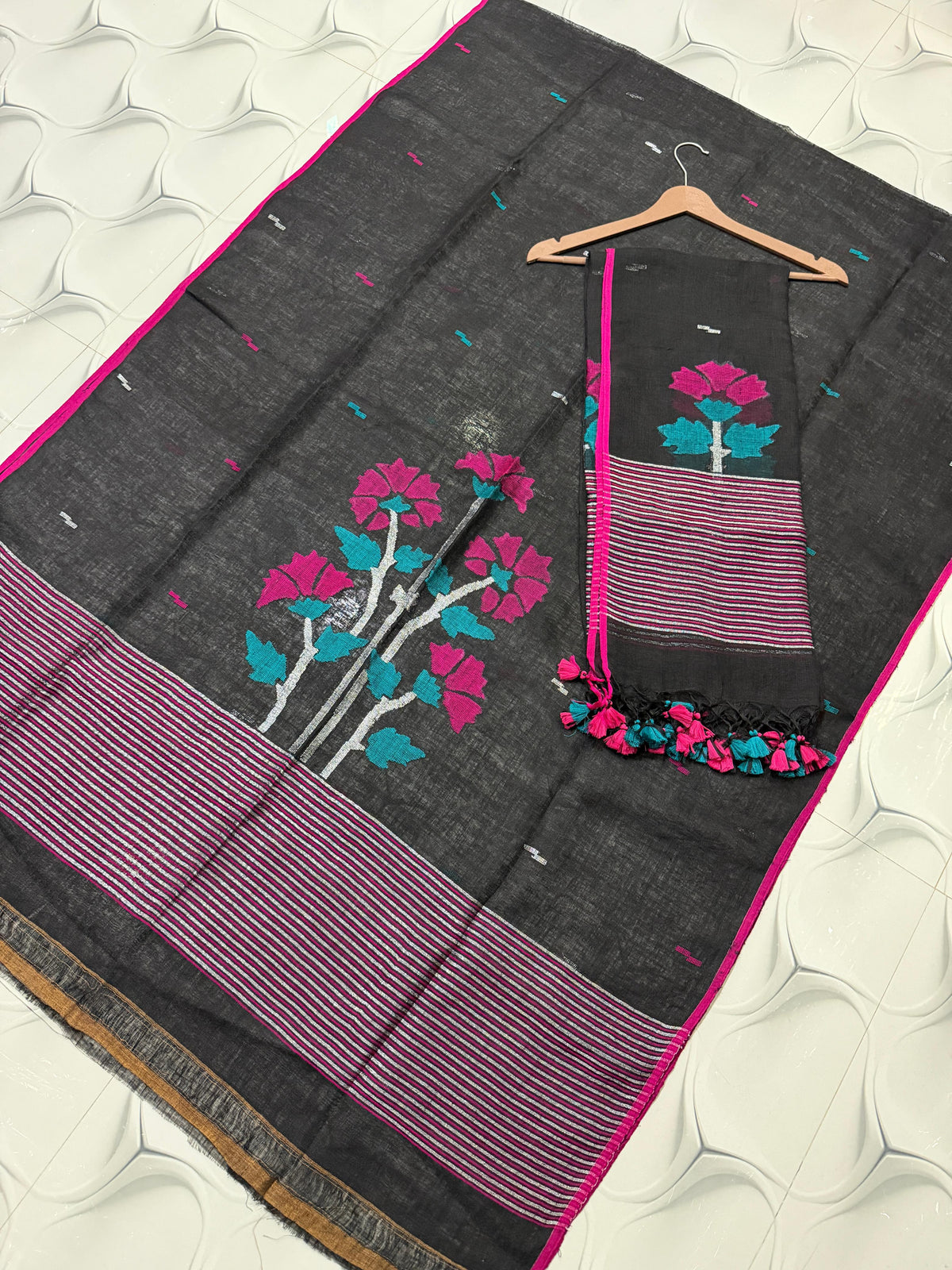 Rihyaaz handwoven linen Jamdani suit set with 2.5 meter top and 2.5 meter tassel dupatta