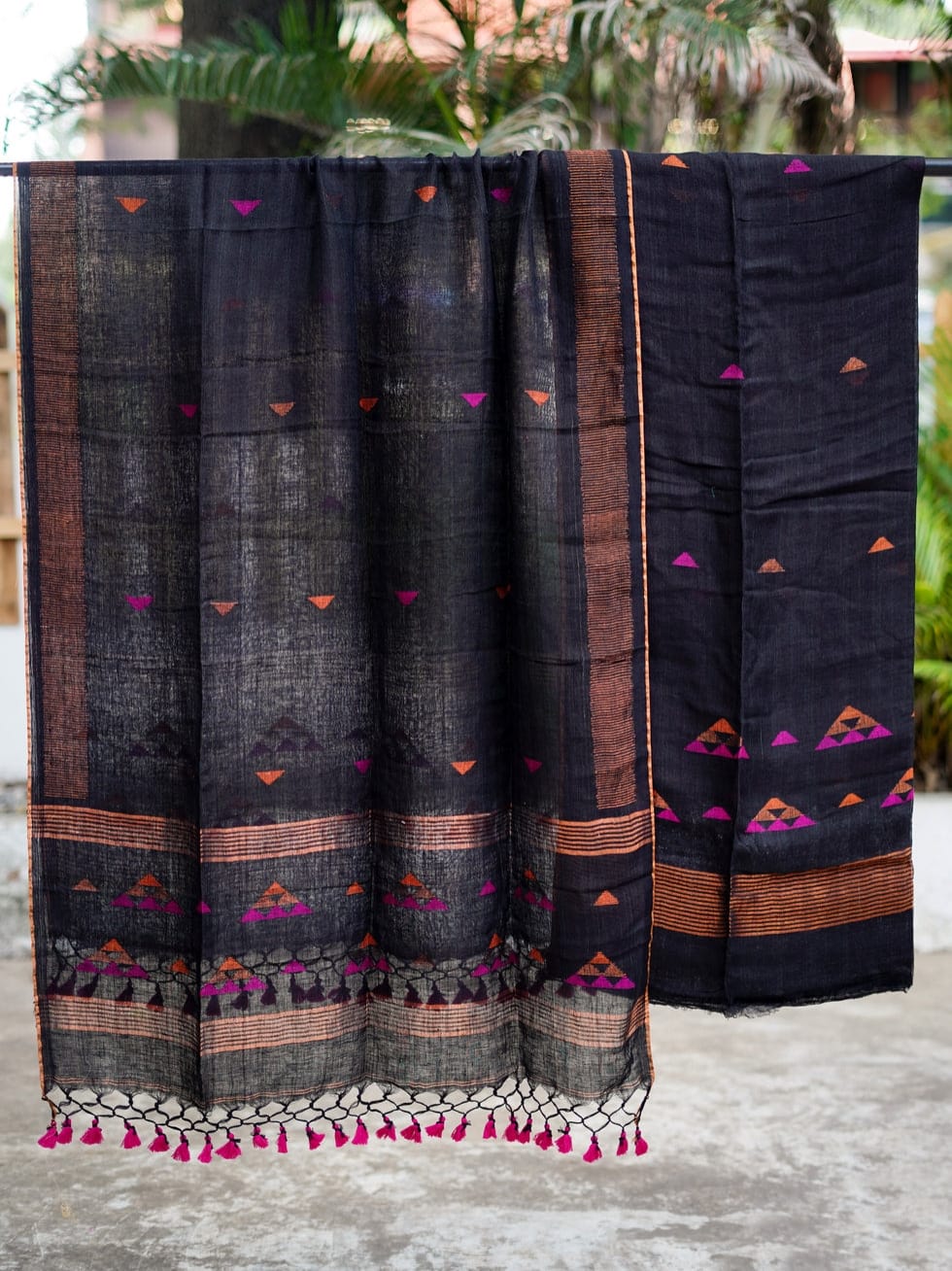 𝓟𝔂𝓻𝓪𝓶𝓲𝓭 Jayshree Linen by Linen Jamdani suit and dupatta with contrasting-colour thread-woven detailing and elegant zari border, crafted by Rihyaaz.