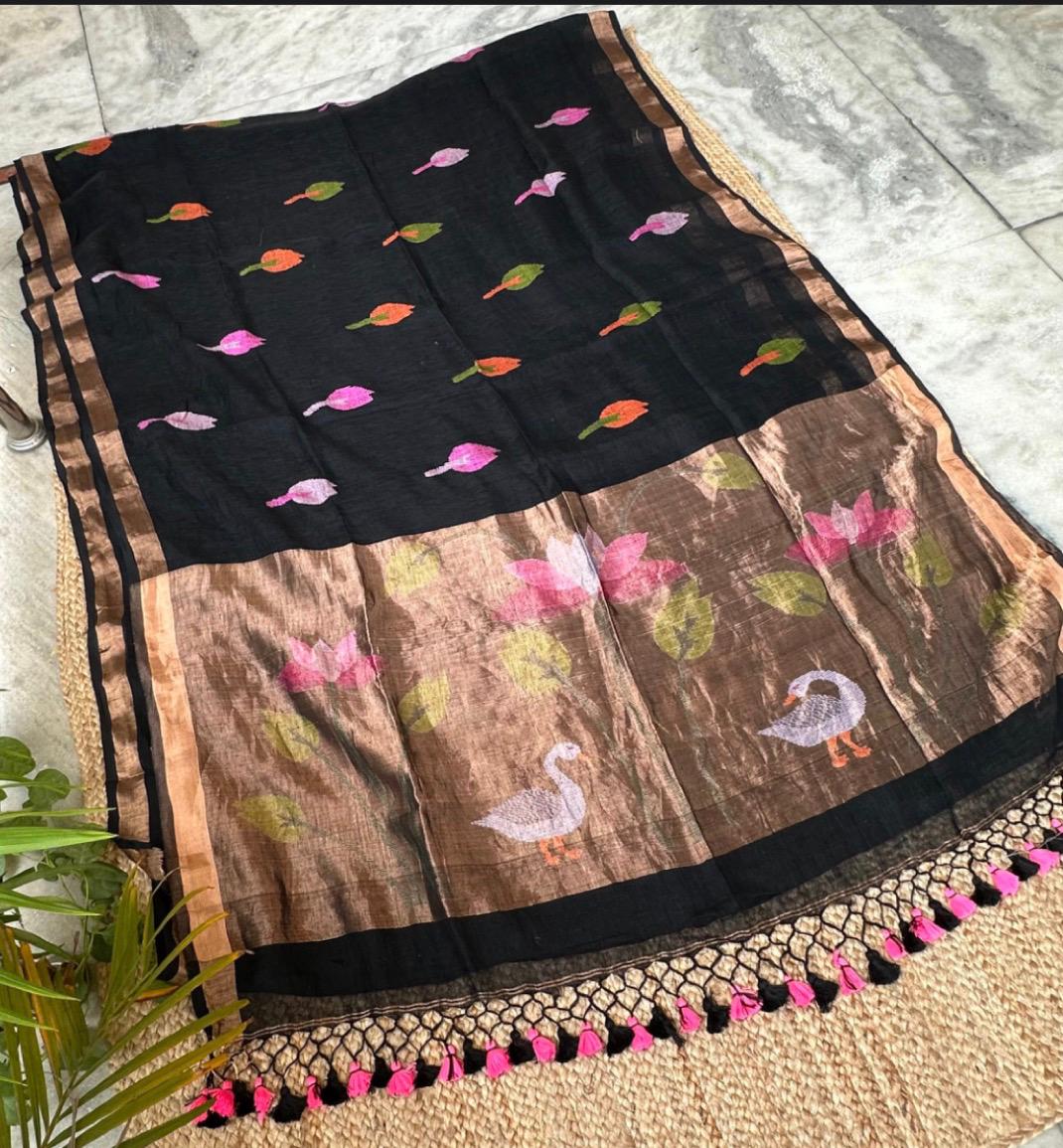 Meenal linen tissue palla Paithani Jamdani saree by Rihyaaz with intricate traditional Lotus and Swan motifs to give an elegant festival look.