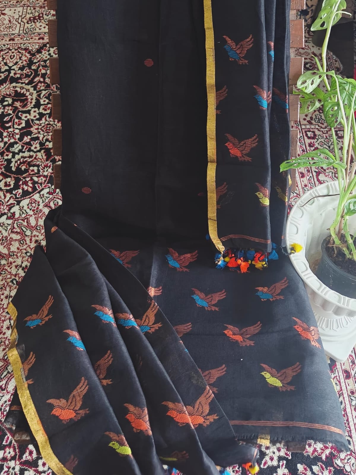 Shalik, an elegant 2-piece Jamdani suit crafted in luxurious linen with intricate zari meenakari detailing by Rihyaaz.