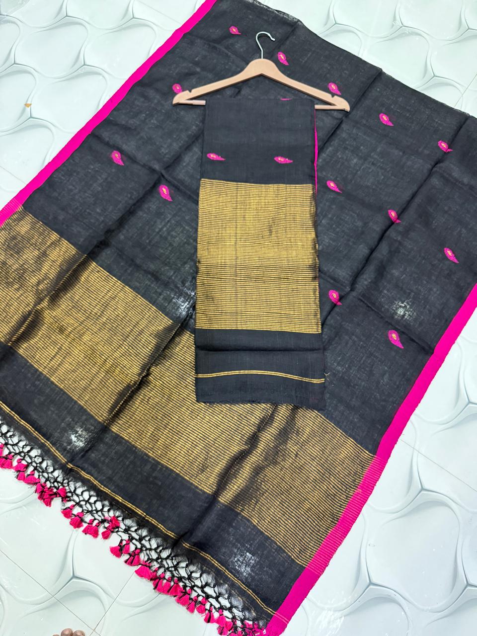 Nethra linen zari patta Jamdani suit by Rihyaaz, featuring a refined linen texture, delicate zari patta detailing and elegant traditional Jamdani craftsmanship.