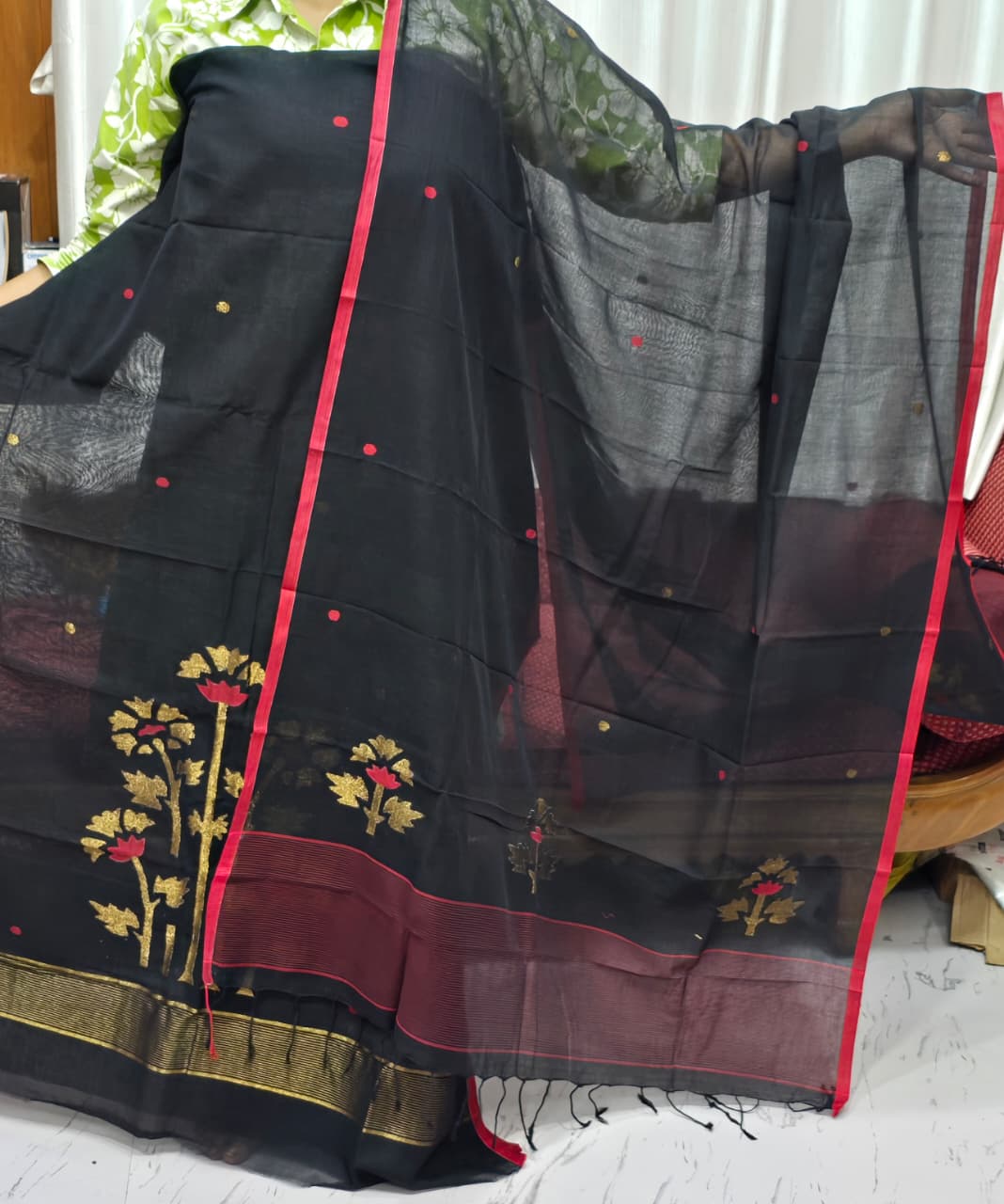 Tora – Mul Cotton Dual Zari Woven Jamdani Suit with handwoven elegant dual zari floral motif detailing on soft, lightweight cotton fabric. A handwoven elegance by Rihyaaz.