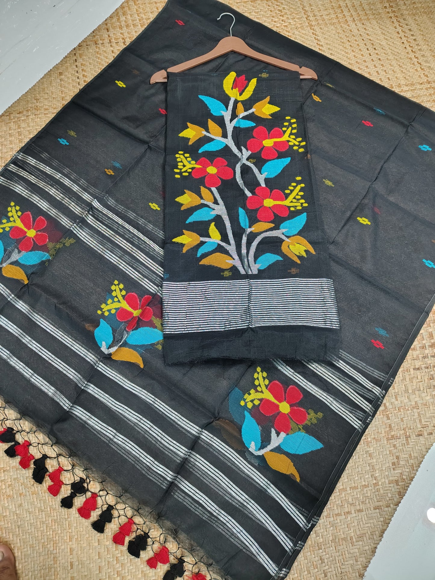 Joba Maslin Jamdani handwoven suit with 2.5-meter top and 2.5-meter tassel-finished dupatta by Rihyaaz.