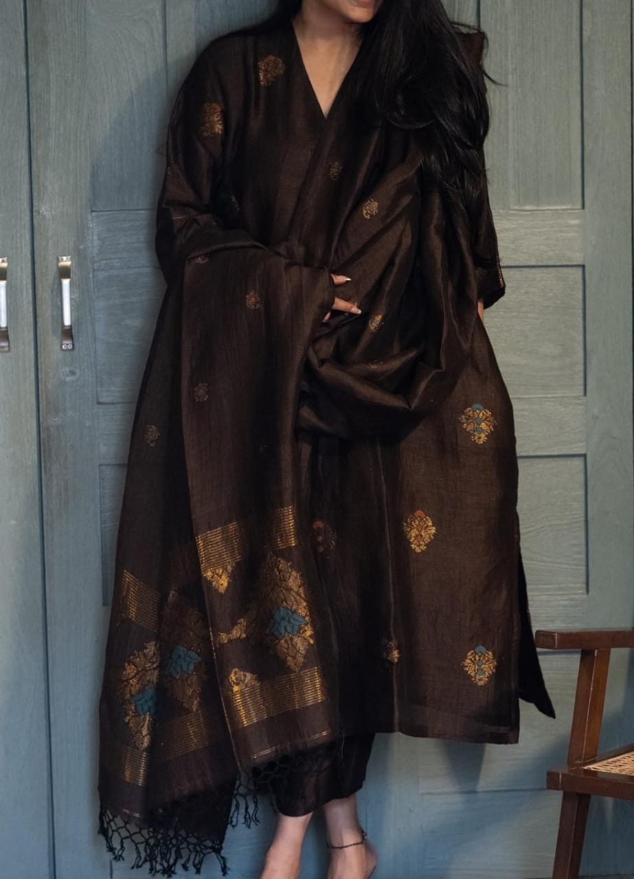 Jarau black organic 100 count linen by linen 2-piece suit with all-over needle Jamdani weaving on kurta and antique zari Meenakari work on both sides of the dupatta by Rihyaaz.