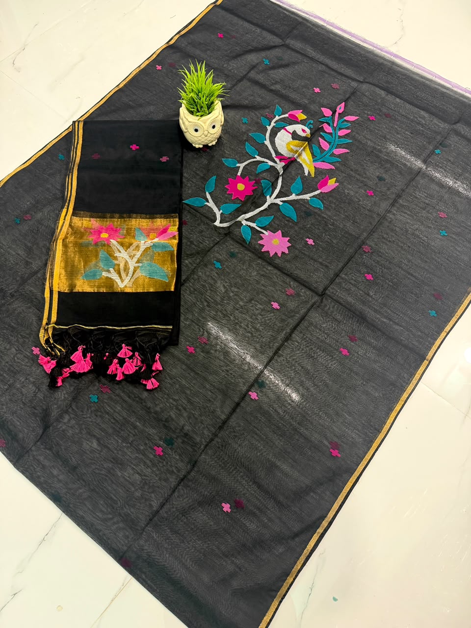 Shop the elegant Muslin Jamdani Top & Dupatta by Rihyaaz. Featuring a 2.6-meter top and 2.5-meter dupatta, this timeless handwoven ensemble celebrates Indian craftsmanship and graceful style.