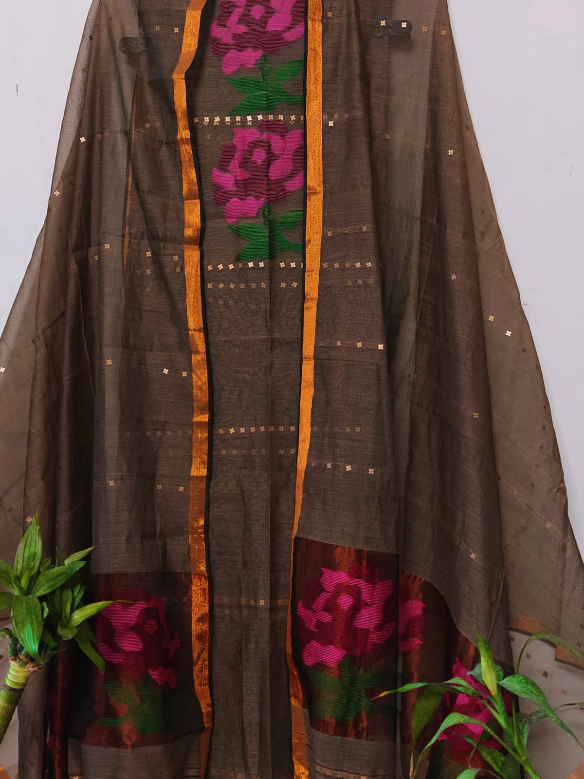 𝓡𝓸𝓼𝓪𝓵𝓲𝓷 silk muslin sequin-weaved needle Jamdani suit with tissue palla Jamdani dupatta by Rihyaaz, showcasing intricate handloom craftsmanship and elegant traditional detailing.