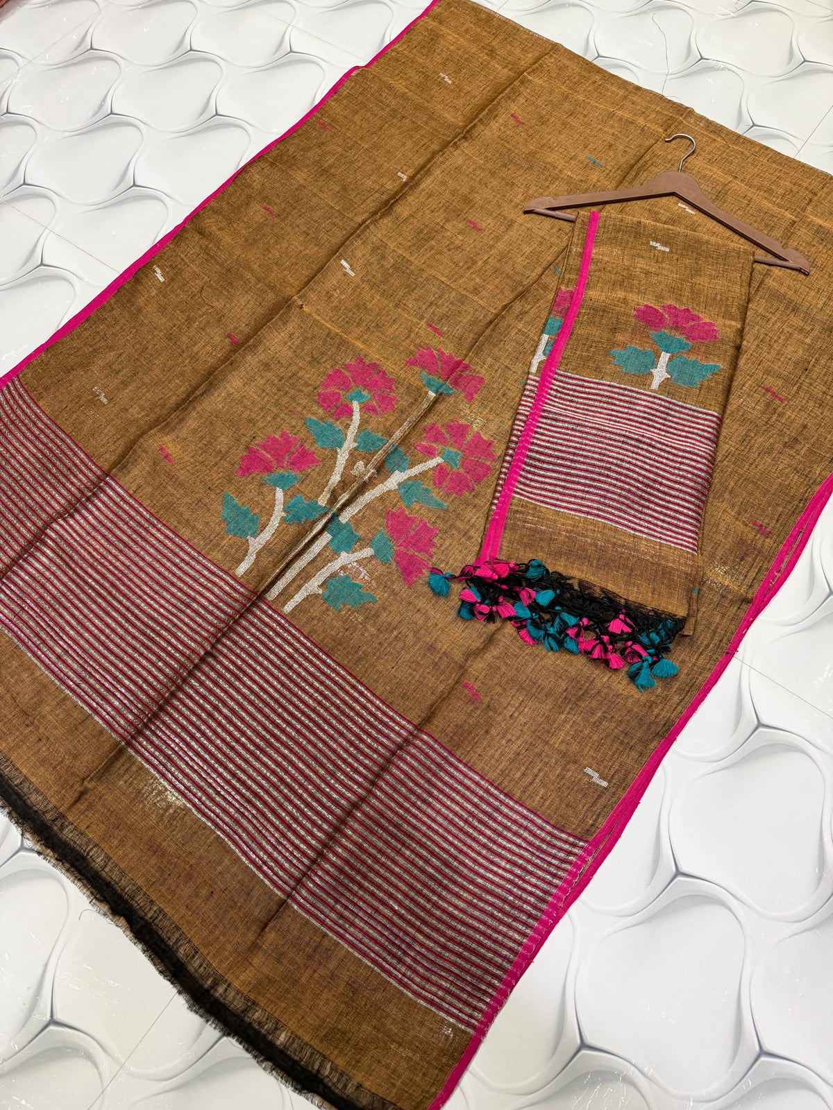 Rihyaaz handwoven linen Jamdani suit set with 2.5 meter top and 2.5 meter tassel dupatta