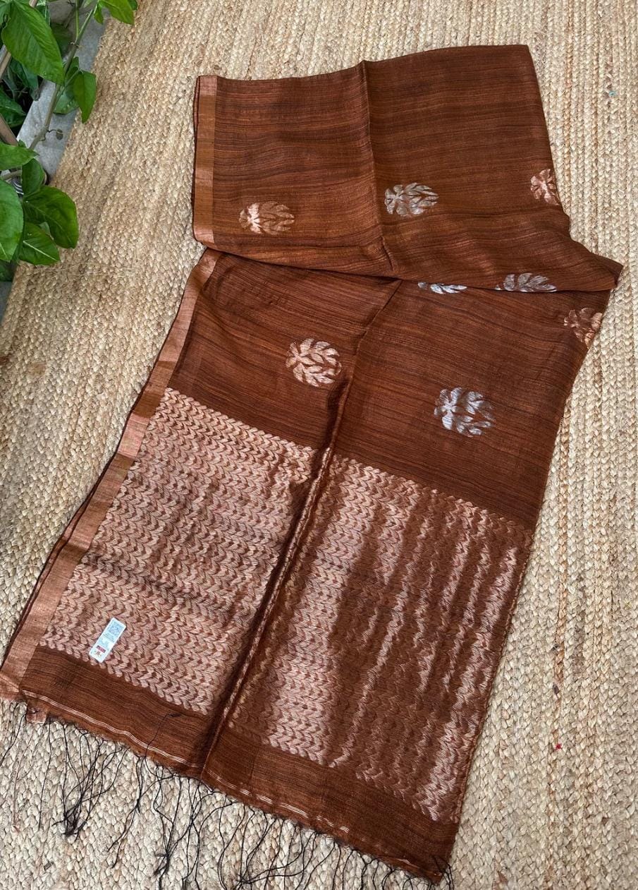 Sapla dual zari Matka Benarasi saree with intricate zari Jamdani motifs and running Matka blouse piece by Rihyaaz.