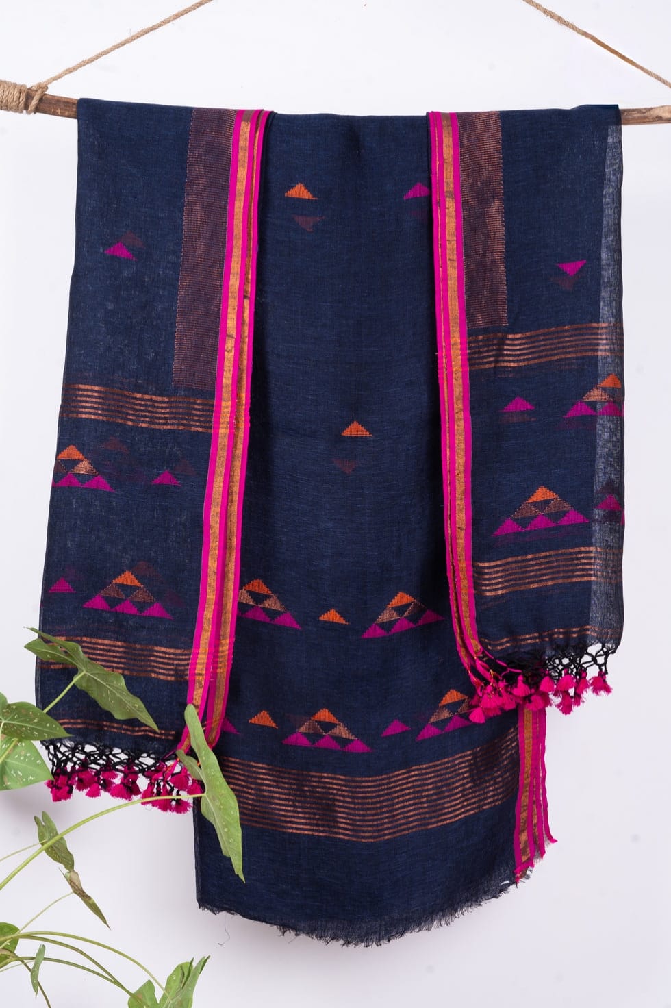 𝓟𝔂𝓻𝓪𝓶𝓲𝓭 Jayshree Linen by Linen Jamdani suit and dupatta with contrasting-colour thread-woven detailing and elegant zari border, crafted by Rihyaaz.