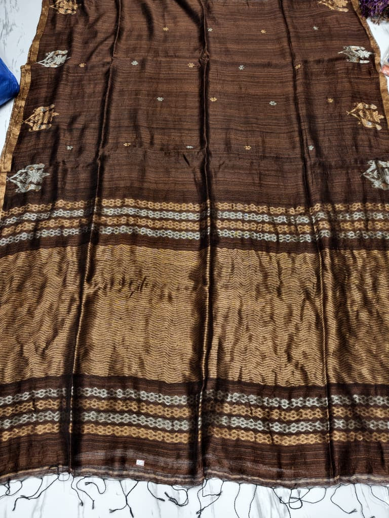 Suhina by Rihyaaz Fashions, Dark brown pure Matka silk handwoven saree with running blouse piece. Featuring authentic silk texture, and Silk Mark certification, traditional Indian handloom craftsmanship and elegant festive styling.