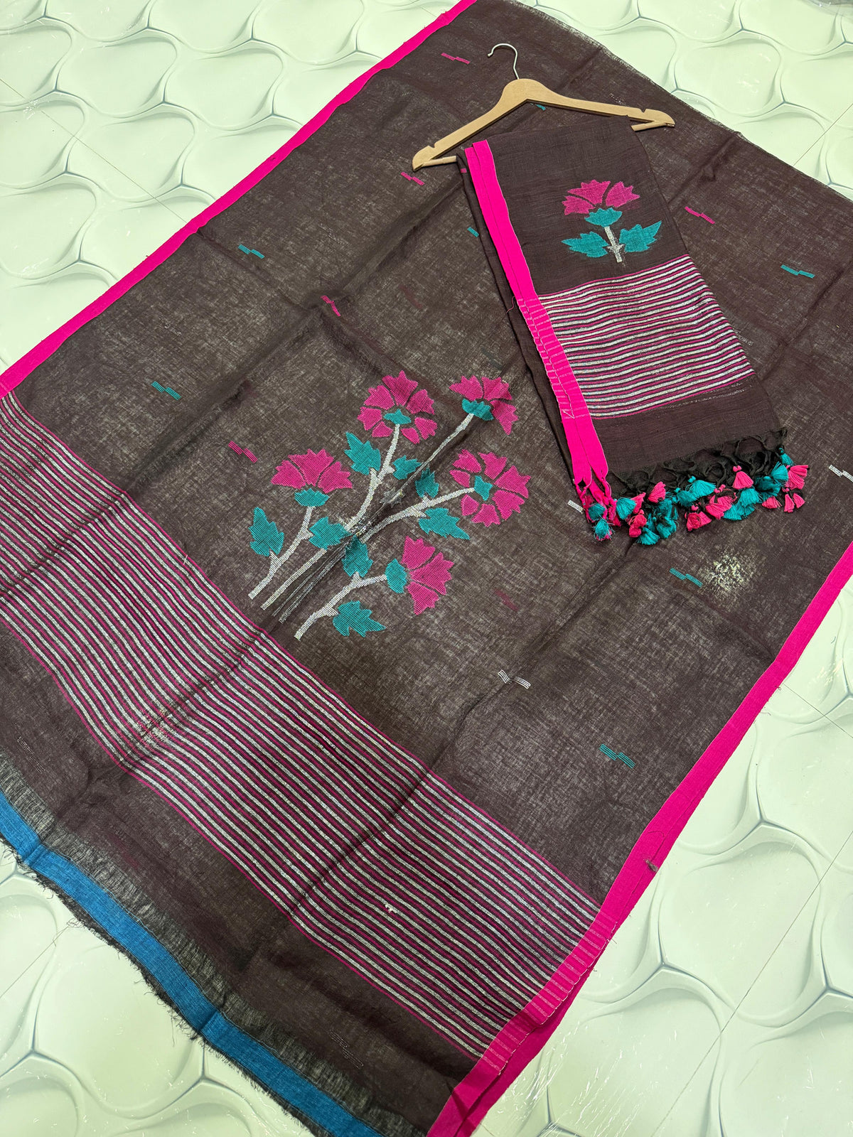 Rihyaaz handwoven linen Jamdani suit set with 2.5 meter top and 2.5 meter tassel dupatta