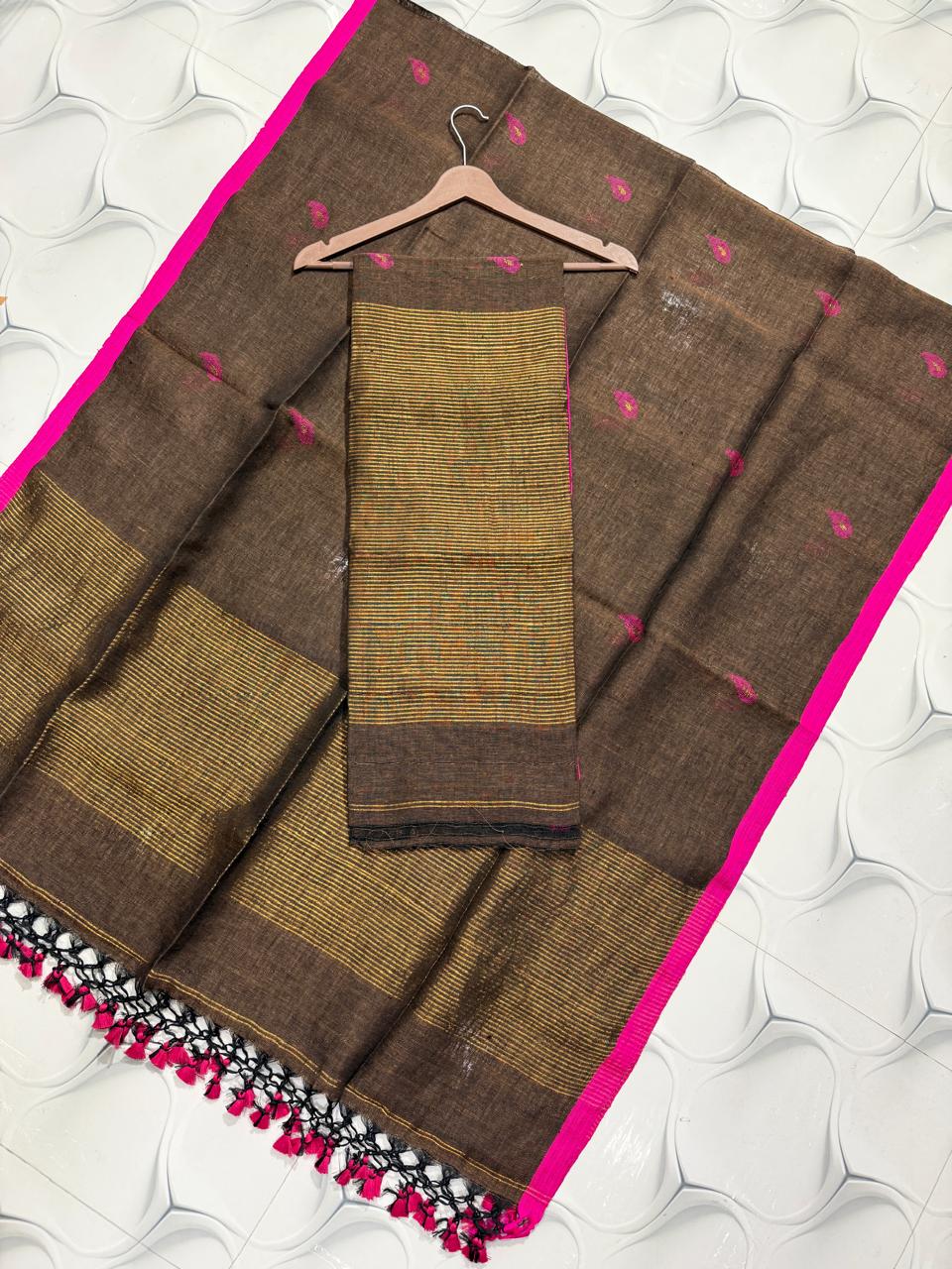 Nethra linen zari patta Jamdani suit by Rihyaaz, featuring a refined linen texture, delicate zari patta detailing and elegant traditional Jamdani craftsmanship.