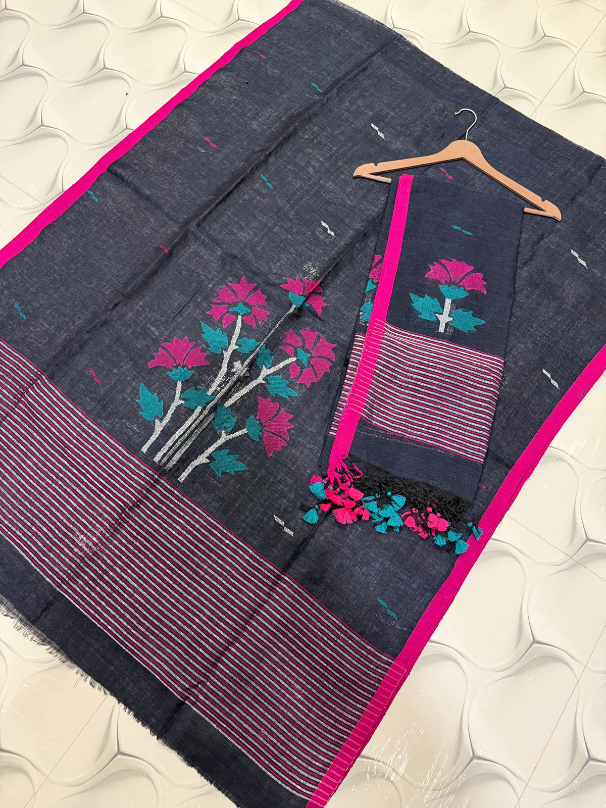 Rihyaaz handwoven linen Jamdani suit set with 2.5 meter top and 2.5 meter tassel dupatta