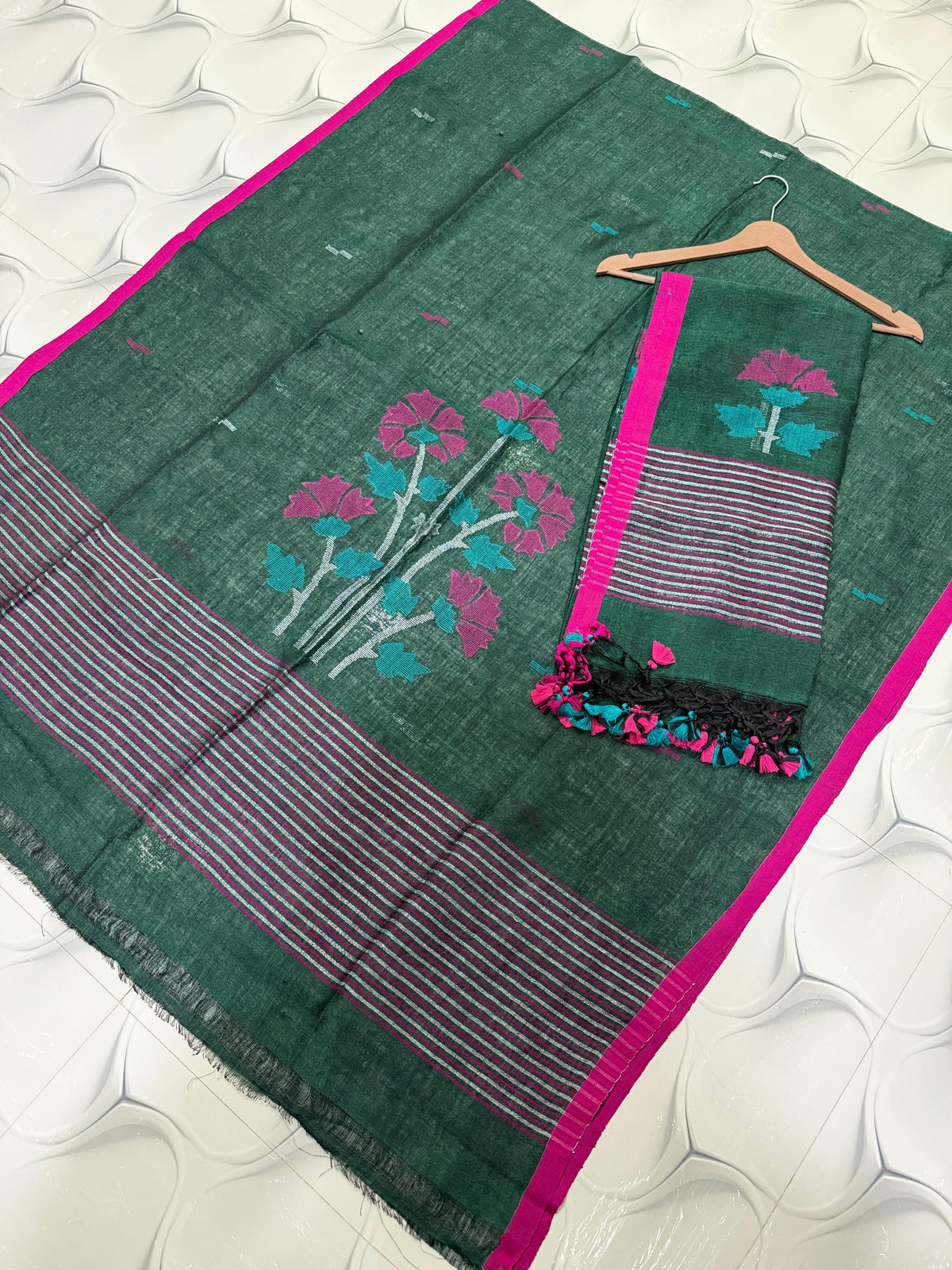 Rihyaaz handwoven linen Jamdani suit set with 2.5 meter top and 2.5 meter tassel dupatta
