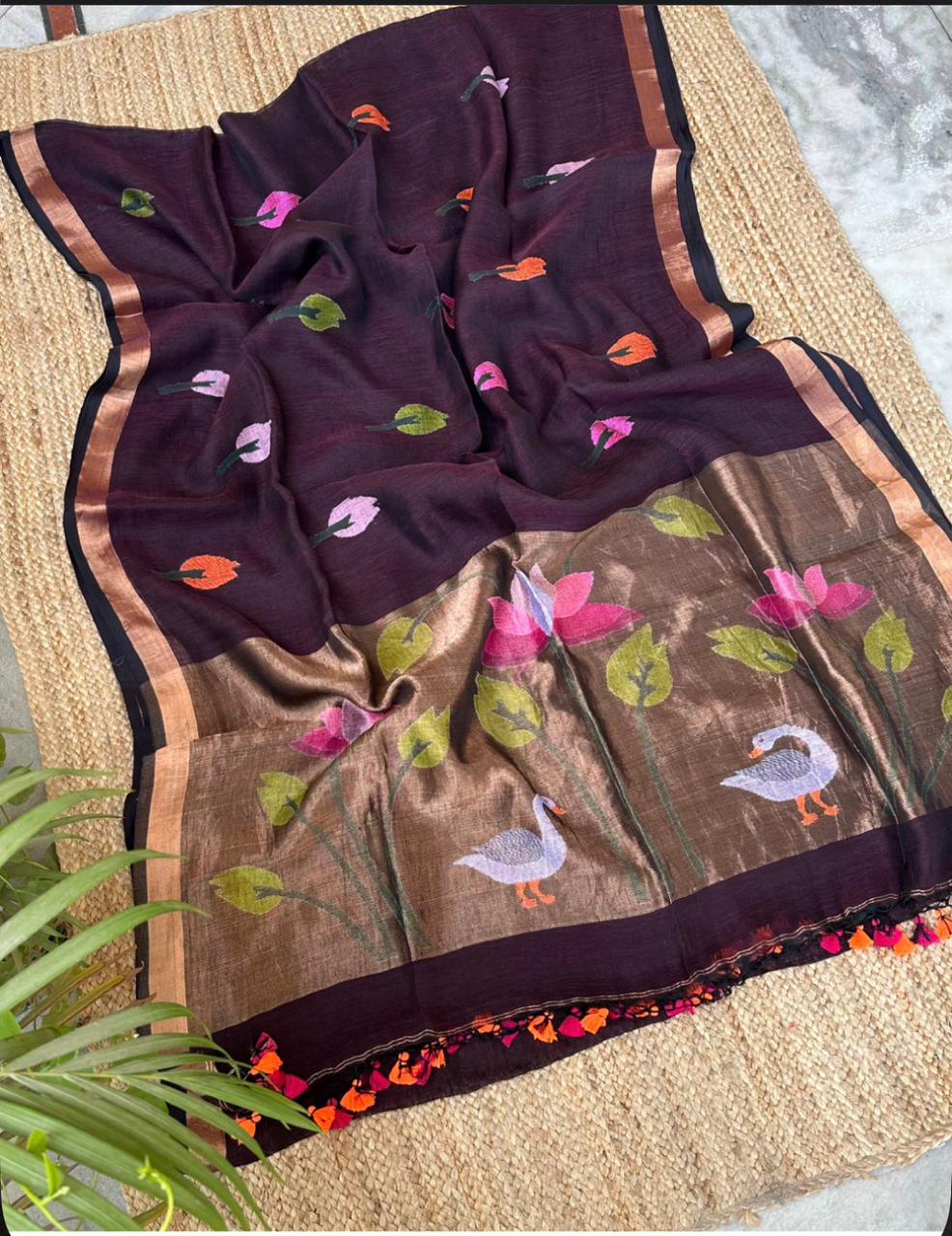Meenal linen tissue palla Paithani Jamdani saree by Rihyaaz with intricate traditional Lotus and Swan motifs to give an elegant festival look.