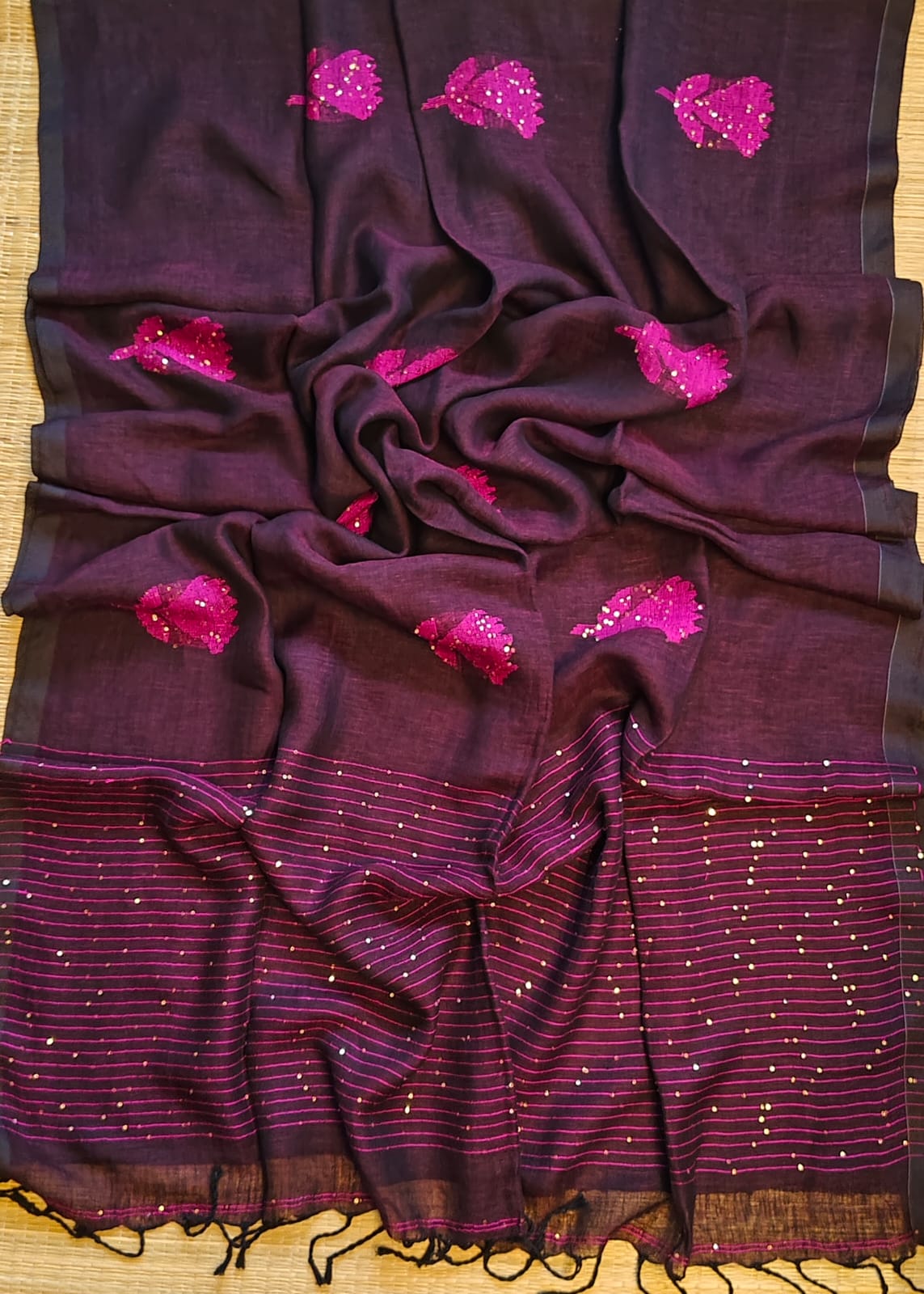 Shri Pure Linen by Linen handwoven floral motif Jamdani saree with sequence work on motifs and pallu, needlework butta and check blouse piece by Rihyaaz.