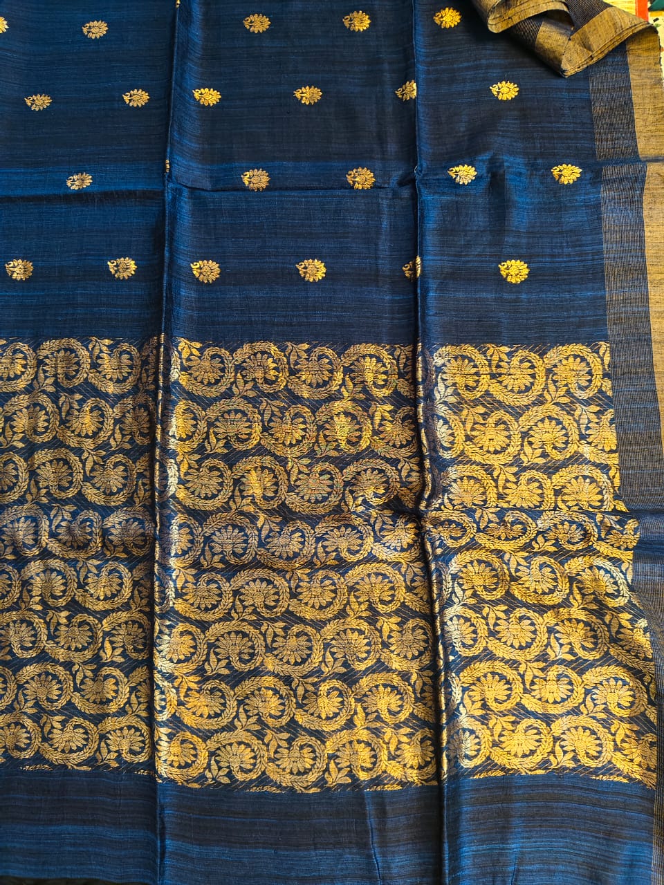 Dark blue Festive Special premium-quality Matka saree featuring a beautiful Banarasi-pattern zari pallu, paired with a matching running Matka blouse piece. Silk Mark available. Elegant traditional saree for festive occasions, weddings, and celebrations by Rihyaaz.