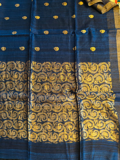 Dark blue Festive Special premium-quality Matka saree featuring a beautiful Banarasi-pattern zari pallu, paired with a matching running Matka blouse piece. Silk Mark available. Elegant traditional saree for festive occasions, weddings, and celebrations by Rihyaaz.