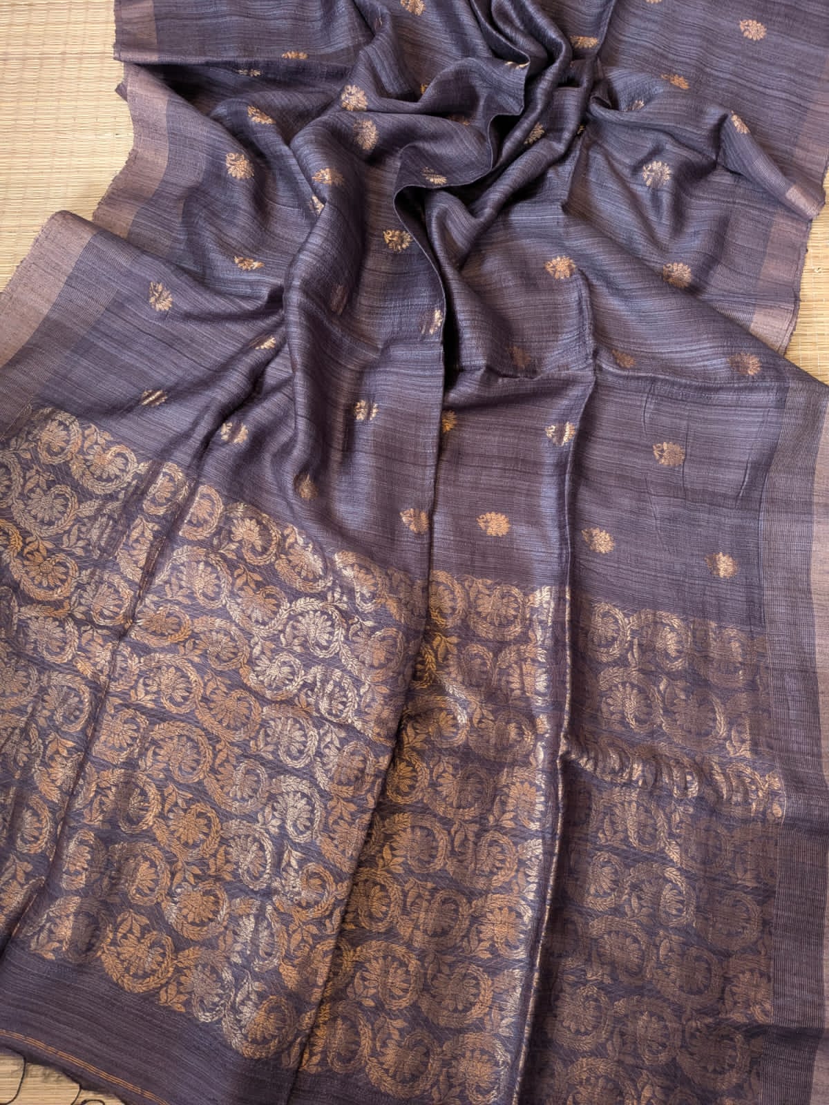 Violet Festive Special premium-quality Matka saree featuring a beautiful Banarasi-pattern zari pallu, paired with a matching running Matka blouse piece. Silk Mark available. Elegant traditional saree for festive occasions, weddings, and celebrations by Rihyaaz.