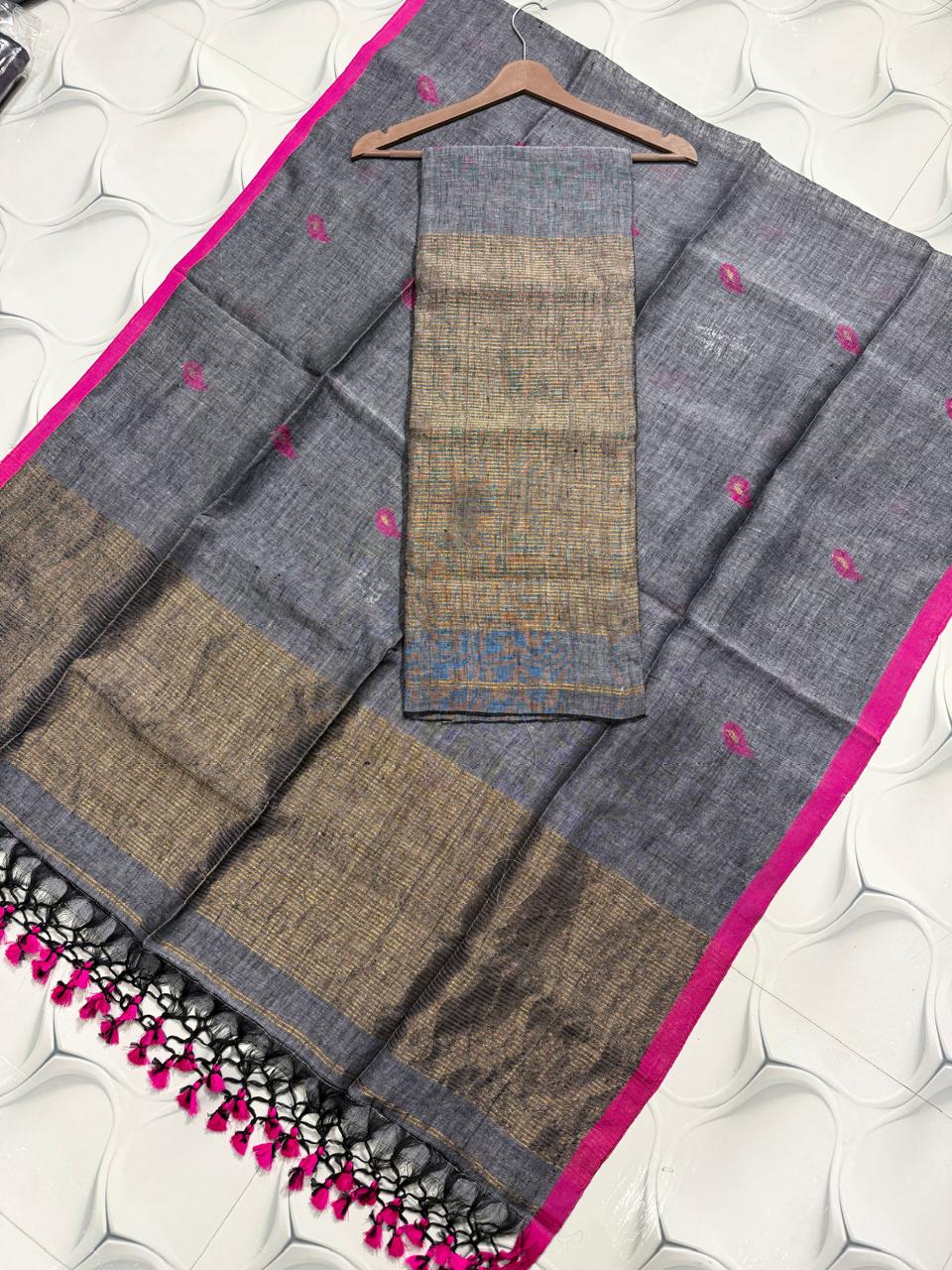 Nethra linen zari patta Jamdani suit by Rihyaaz, featuring a refined linen texture, delicate zari patta detailing and elegant traditional Jamdani craftsmanship.