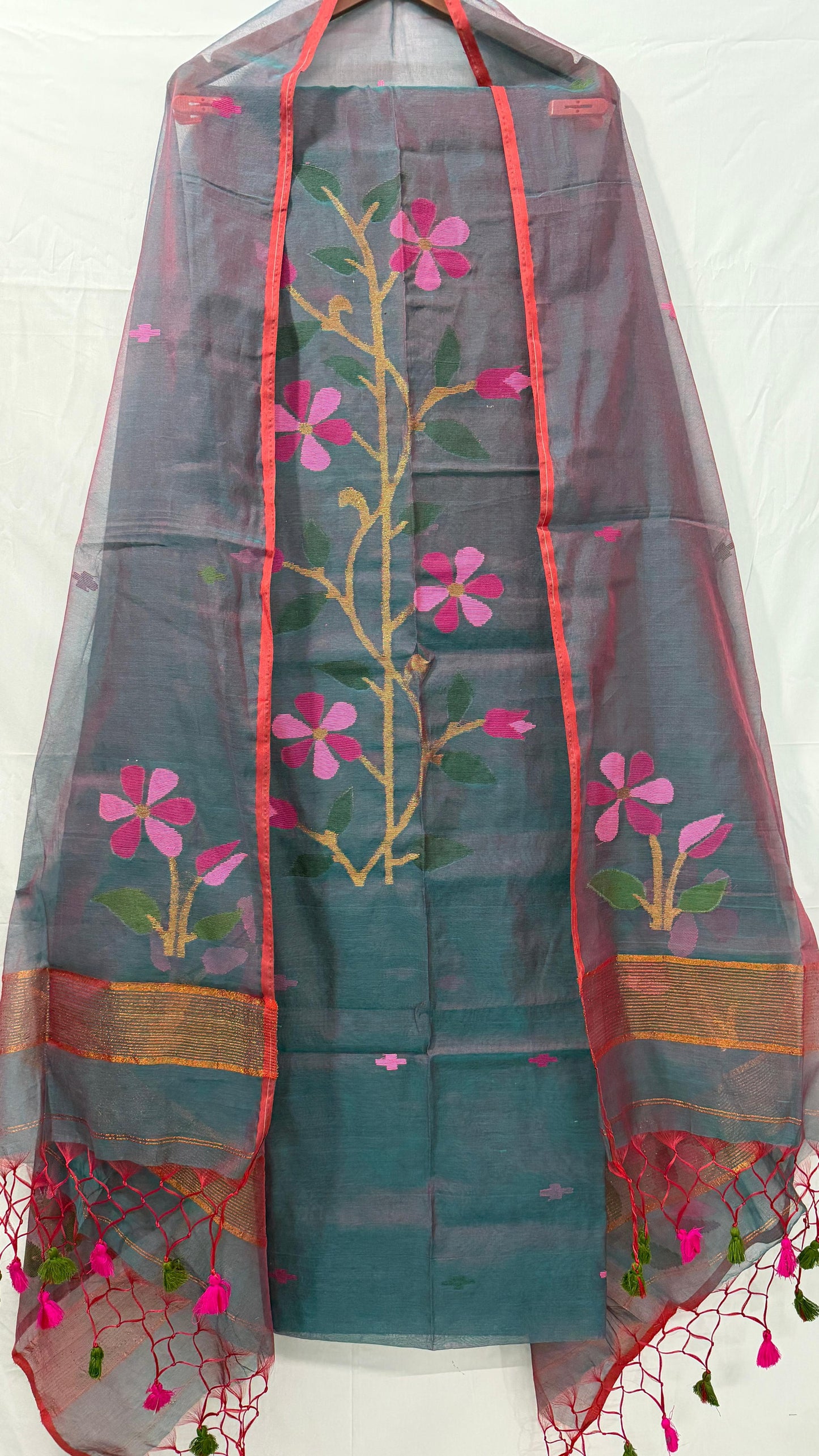 Rihyaaz Muslin Jamdani suit with handwoven detailing, 2.5 meter top and 2.5 meter tassel-finished dupatta.