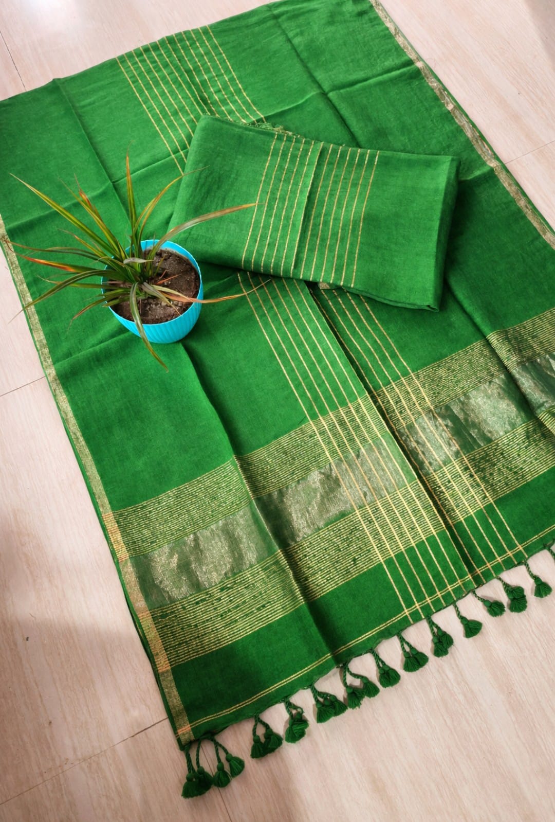 Varta 120 count linen Jamdani suit with handwoven detailing, 3 meter top and 2.5 meter dupatta by Rihyaaz