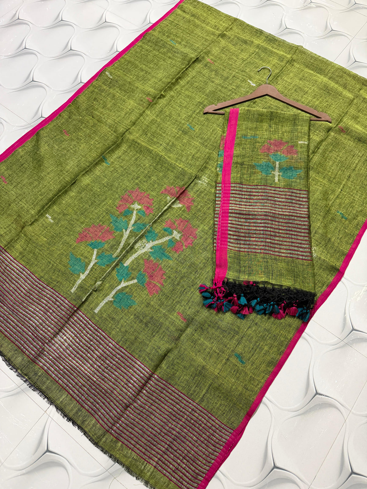 Rihyaaz handwoven linen Jamdani suit set with 2.5 meter top and 2.5 meter tassel dupatta