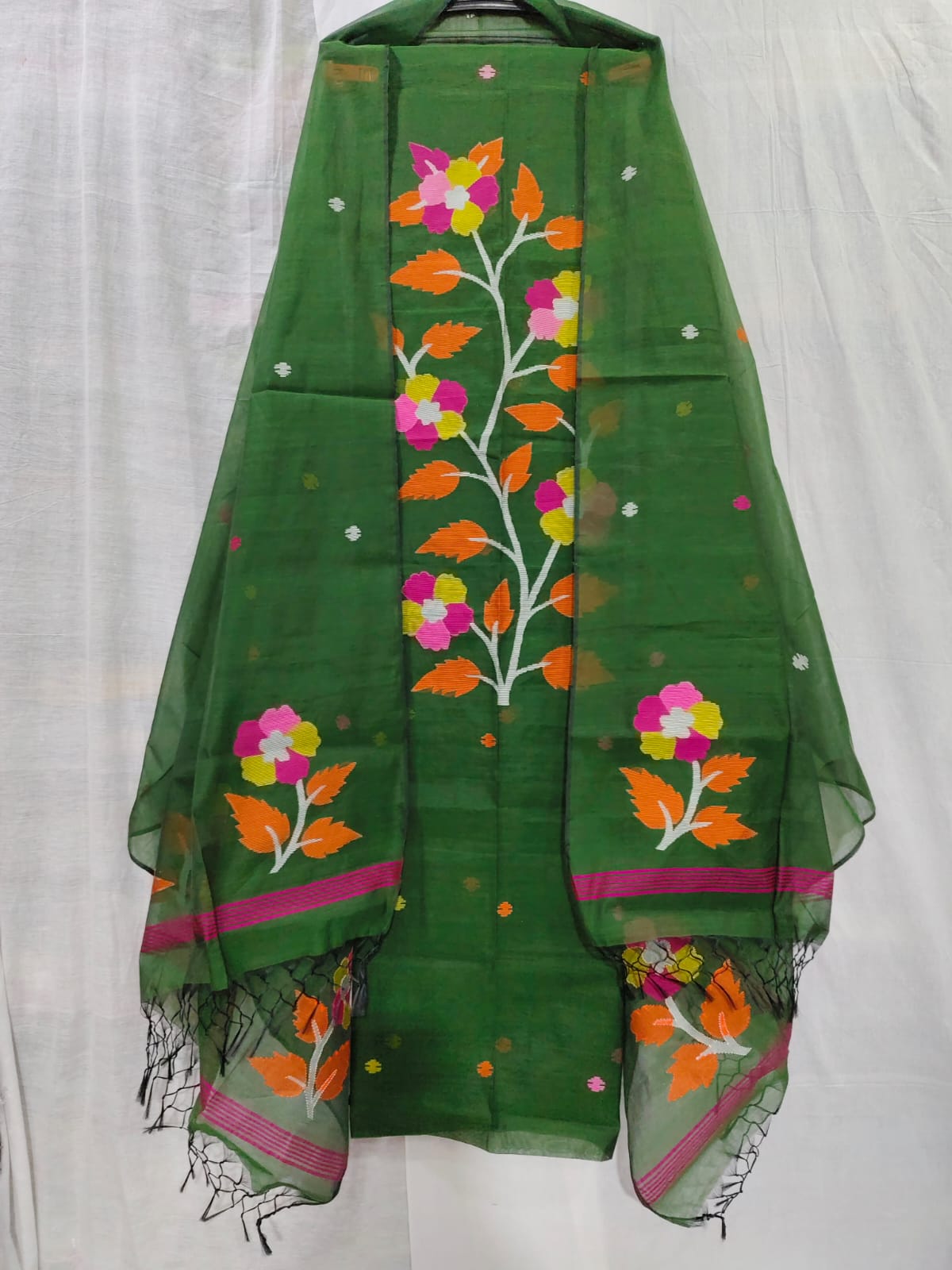 Petunia needle-woven Jamdani Muslin suit set by Rihyaaz, featuring a 2.5-meter top and 2.5-meter dupatta with elegant tassel detailing, showcasing traditional handloom craftsmanship and timeless ethnic style.