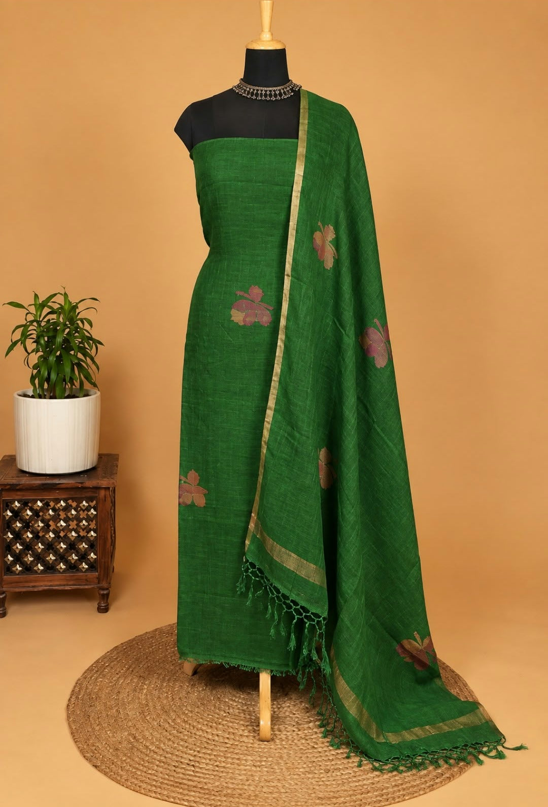 Kaash green pure Jayshree linen and 120 count linen handwoven Jamdani suit set with 3 metre kurta fabric and 2.5 metre dupatta by Rihyaaz Fashions.