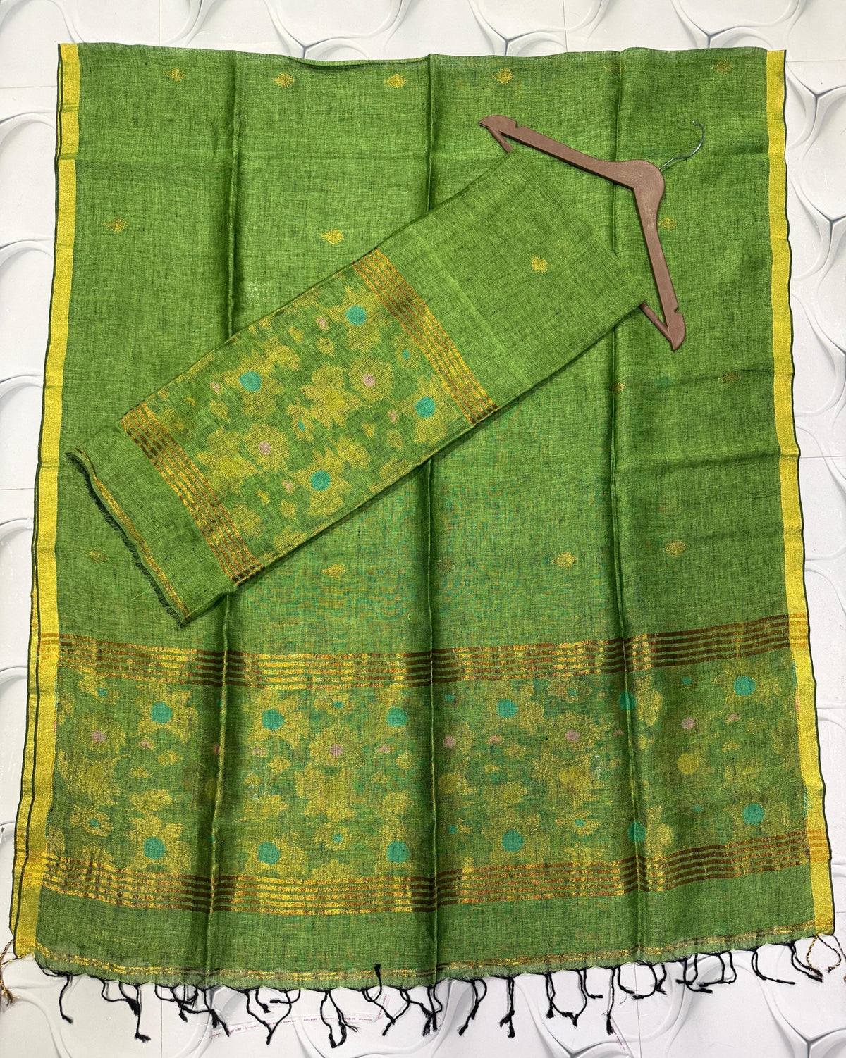 Green zari weaved pure linen Jamdani suit set with 2.6 meter top and 2.5 meter Tassels dupatta by Rihyaaz 