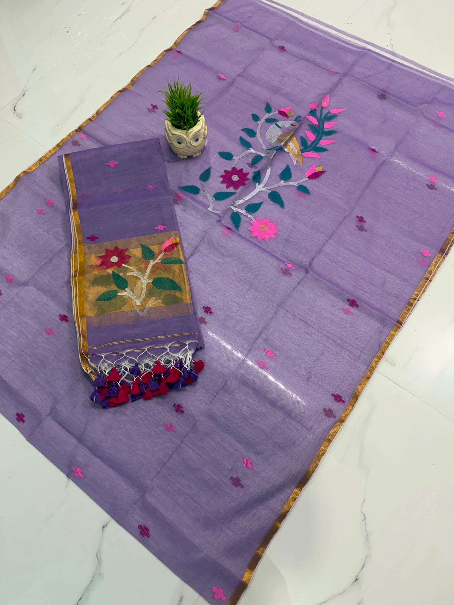 Shop the elegant Muslin Jamdani Top & Dupatta by Rihyaaz. Featuring a 2.6-meter top and 2.5-meter dupatta, this timeless handwoven ensemble celebrates Indian craftsmanship and graceful style.