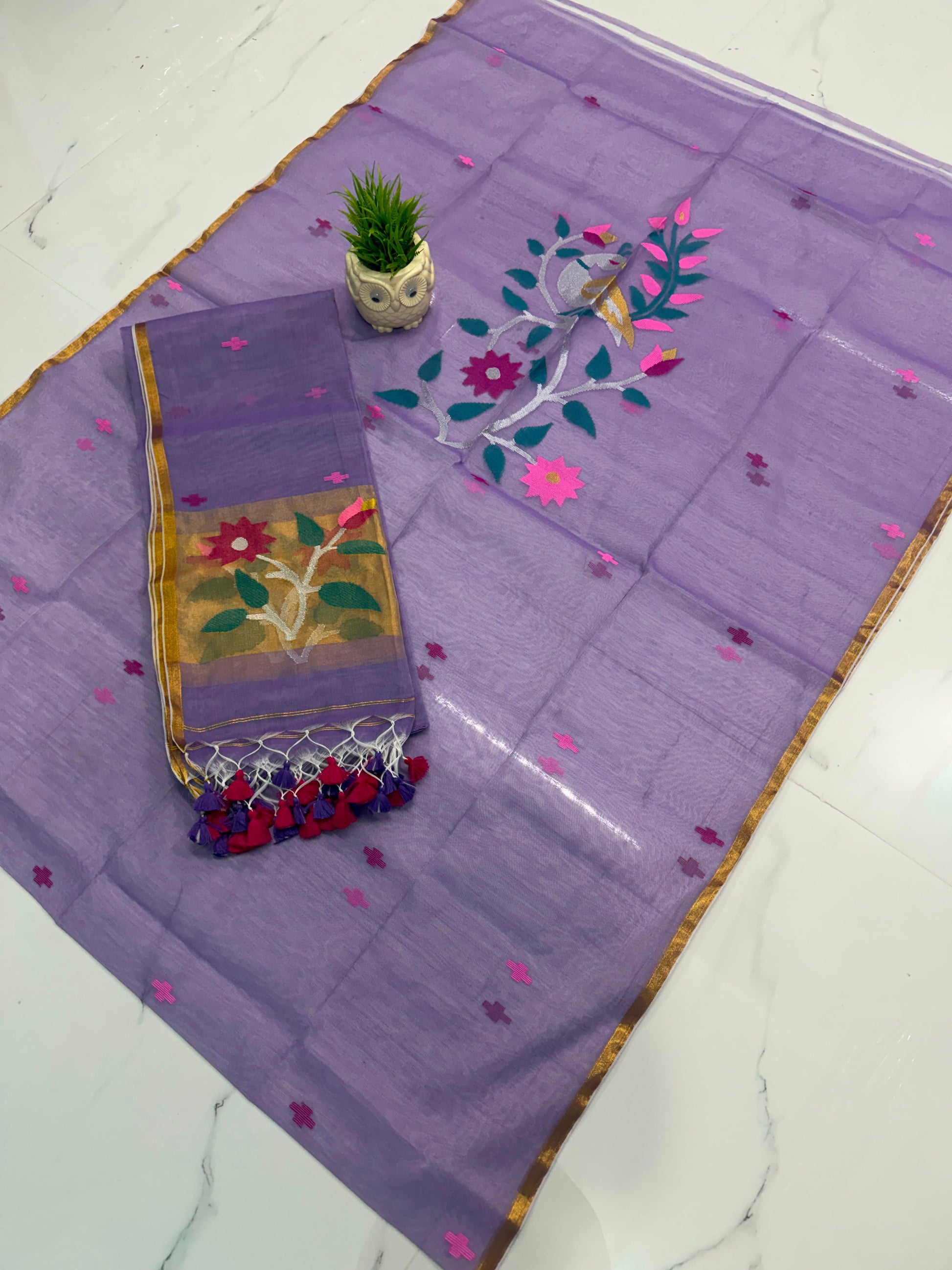 Shop the elegant Muslin Jamdani Top & Dupatta by Rihyaaz. Featuring a 2.6-meter top and 2.5-meter dupatta, this timeless handwoven ensemble celebrates Indian craftsmanship and graceful style.